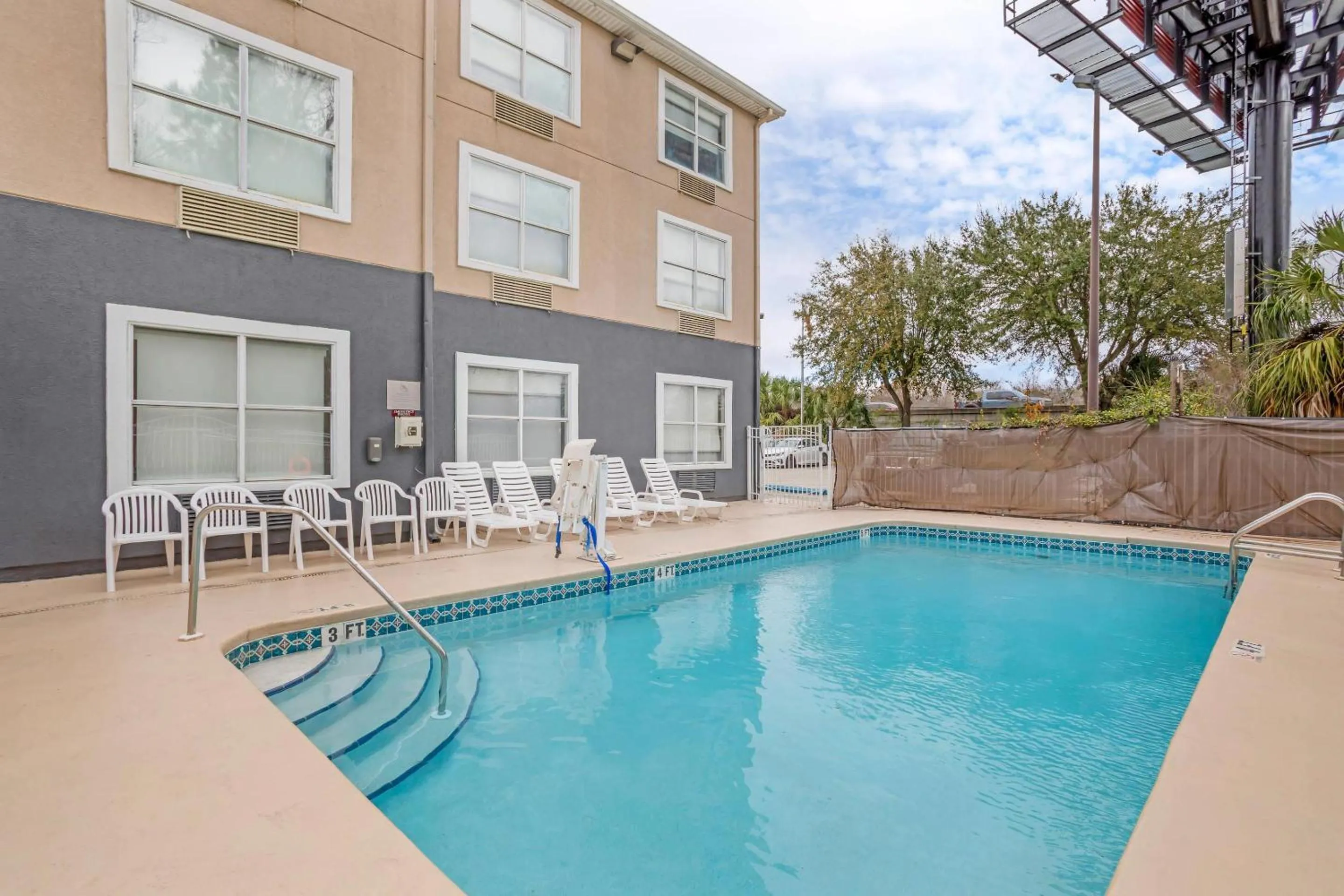 Swimming pool in Country Inn & Suites by Radisson, Jacksonville - Orange Park