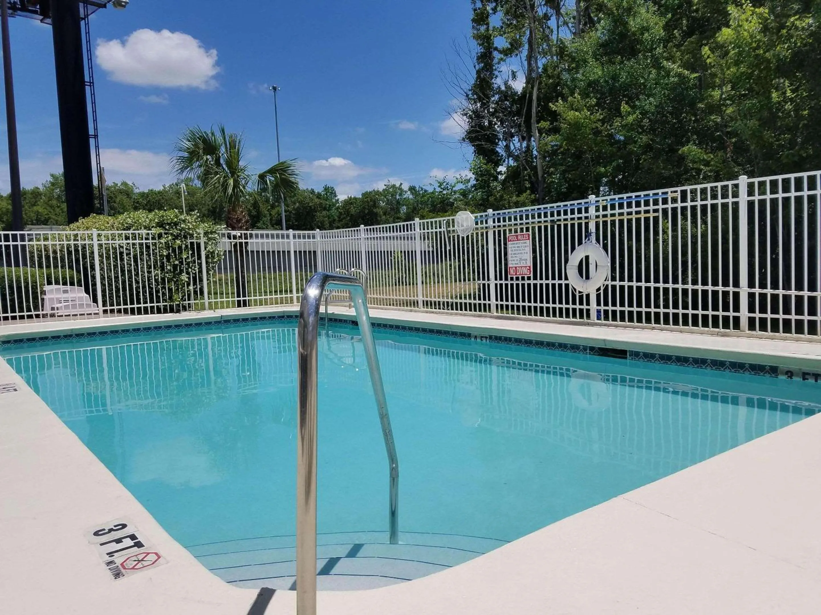 Swimming pool in Country Inn & Suites by Radisson, Jacksonville, FL