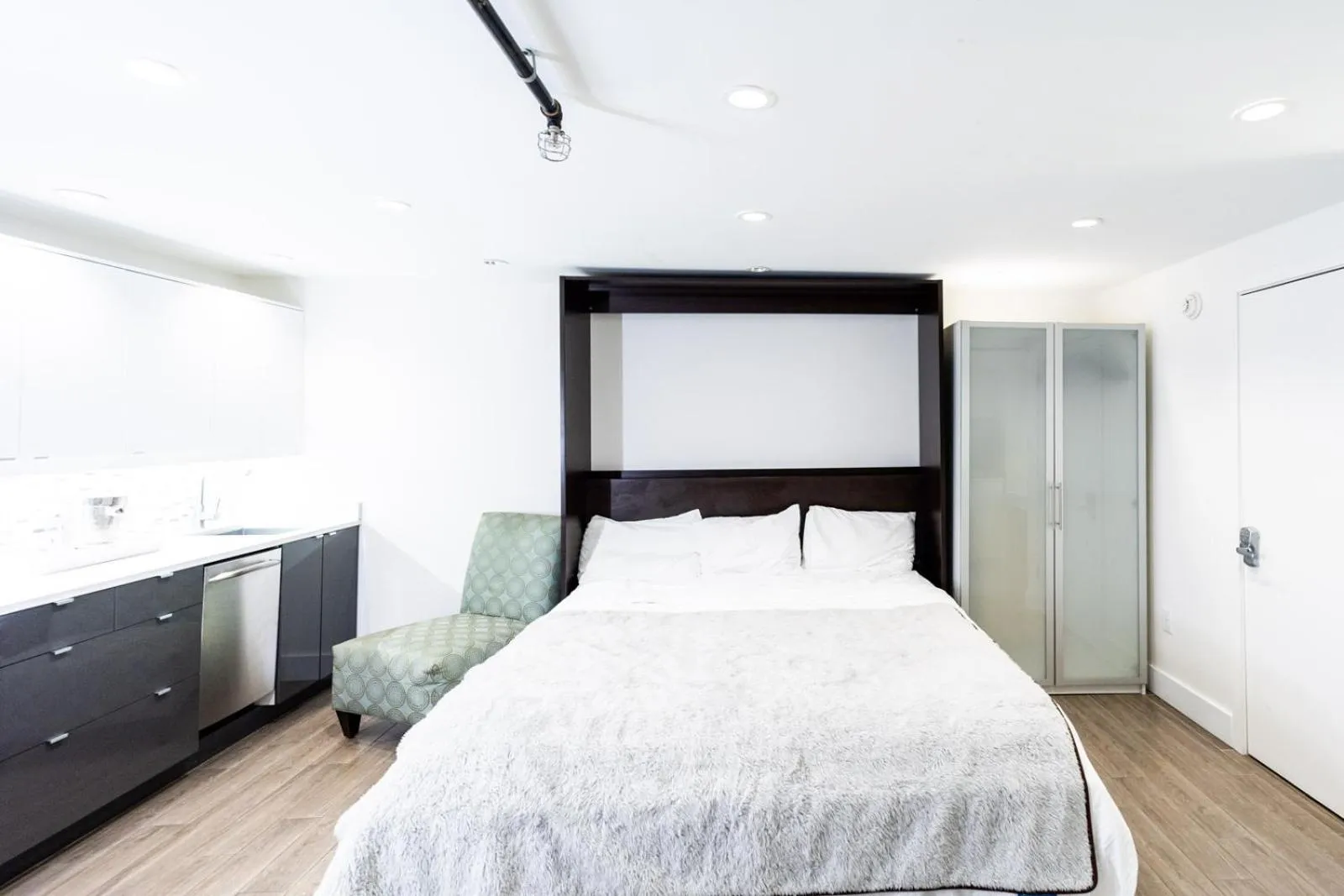 Photo of the whole room, Bed in Canalside Inn