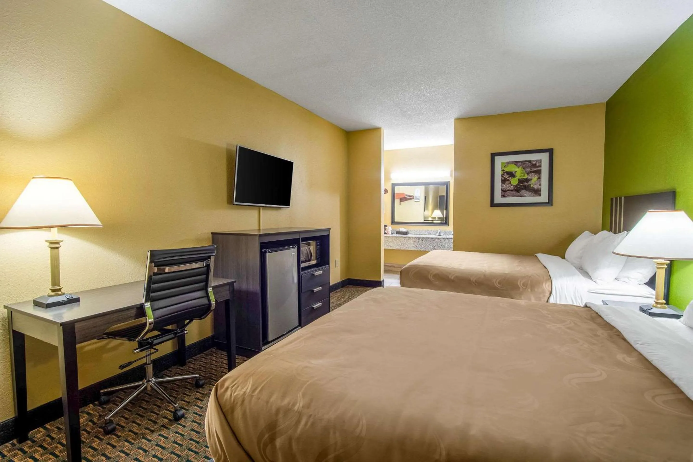 Photo of the whole room, Bed in Quality Inn West Columbia - Cayce