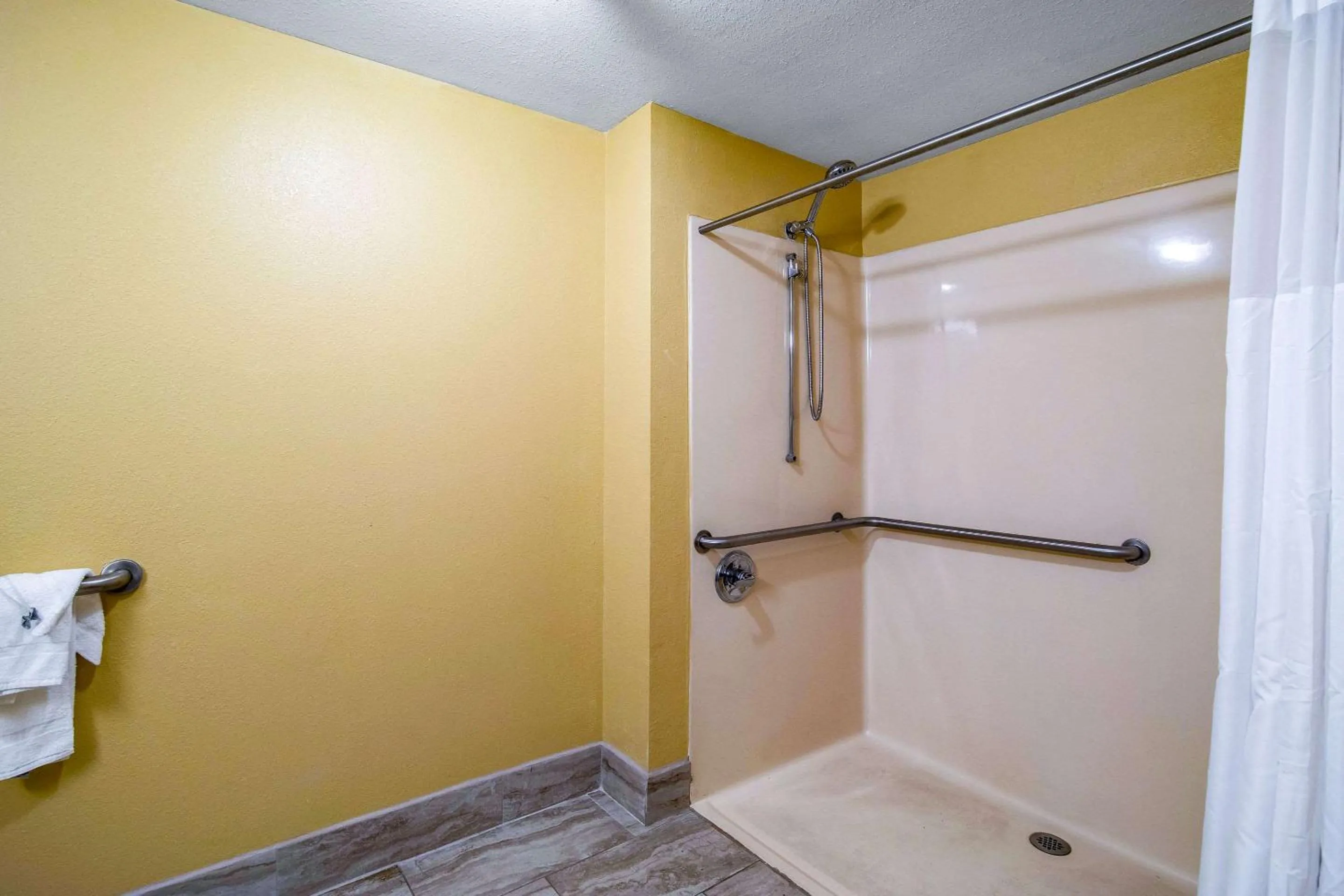 Bedroom in Quality Inn West Columbia - Cayce