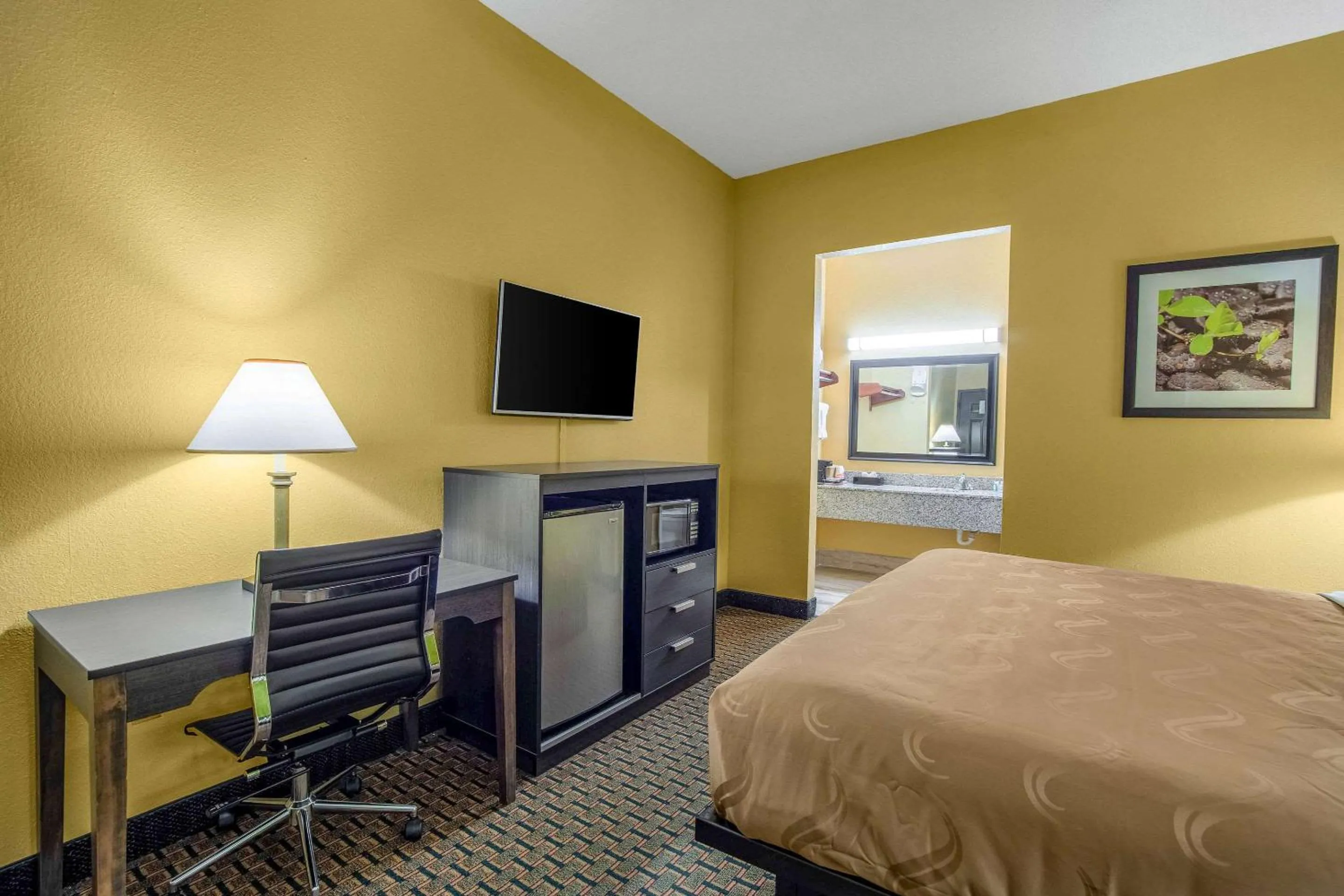 Photo of the whole room, Bed in Quality Inn West Columbia - Cayce