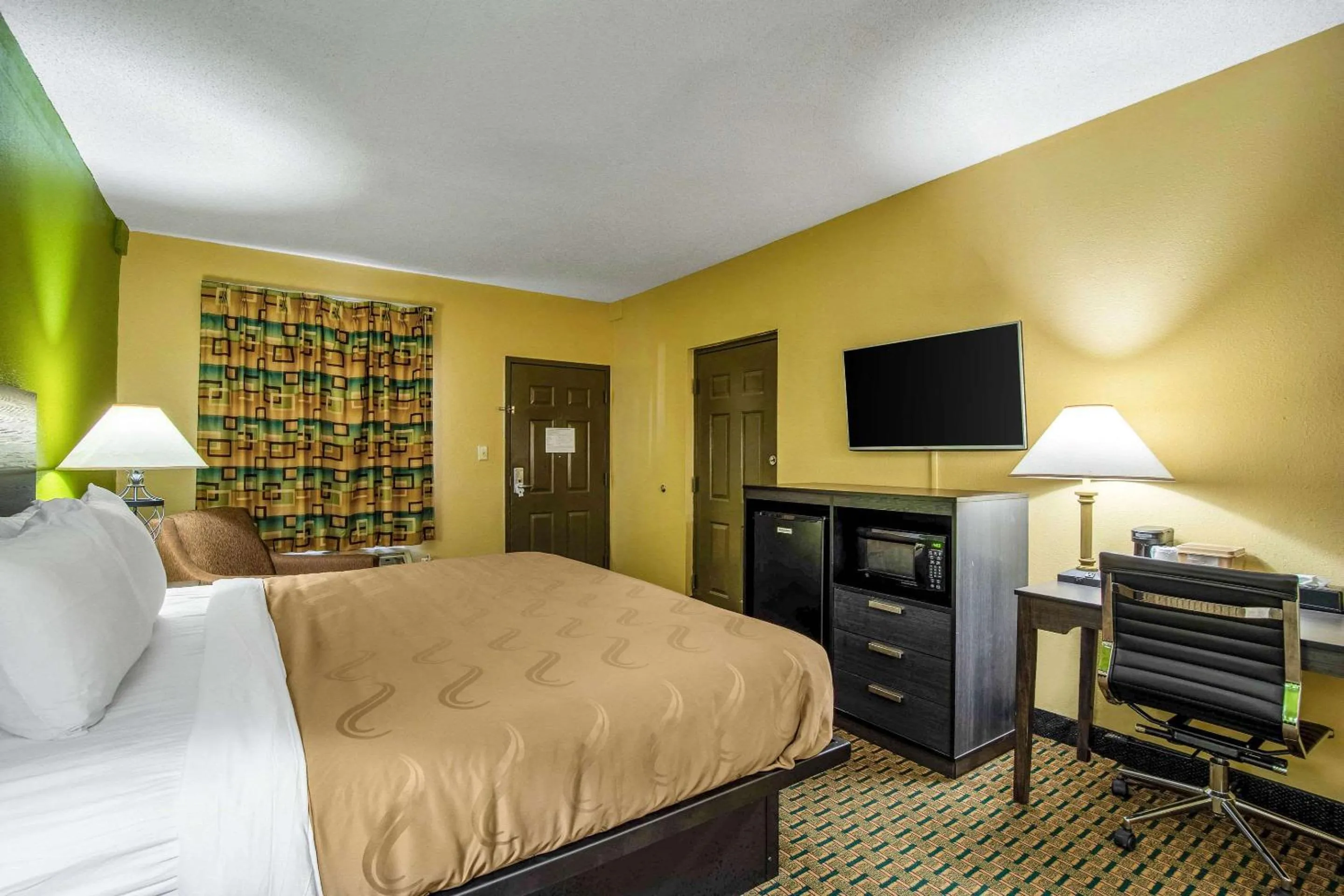 Photo of the whole room, Bed in Quality Inn West Columbia - Cayce
