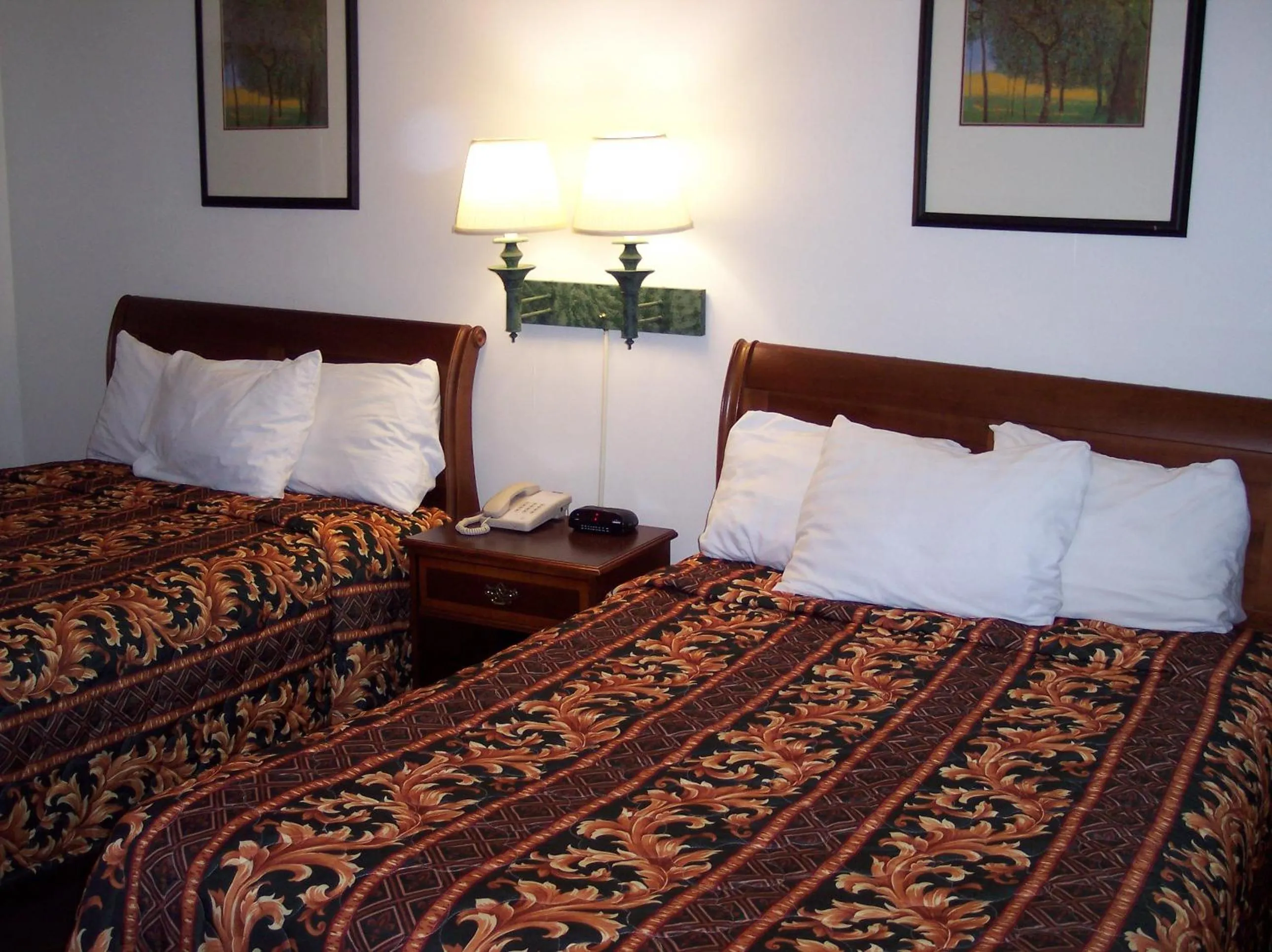 Decorative detail, Bed in Shore Hills Motel