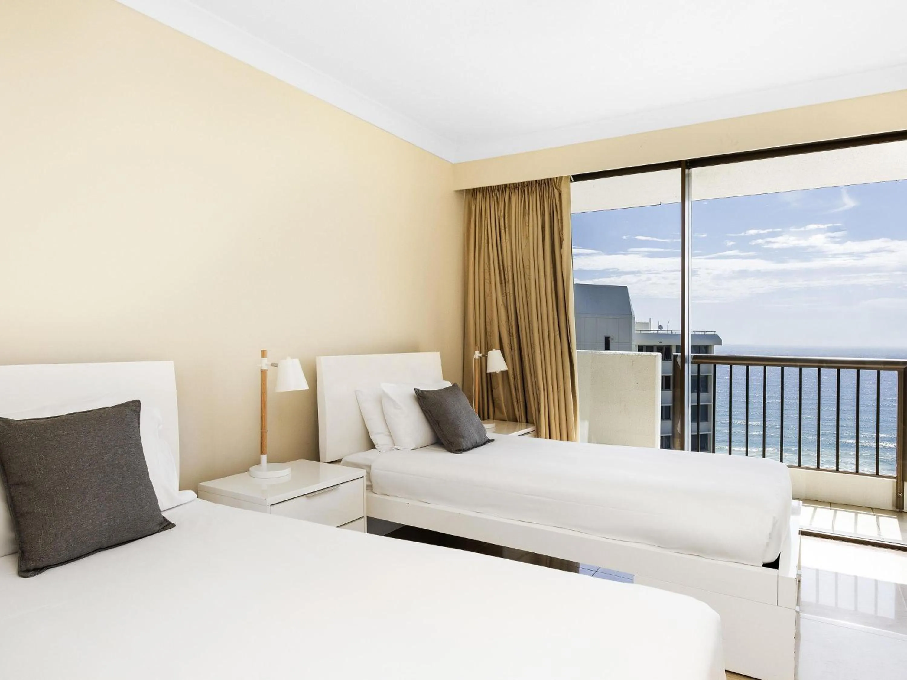 Bedroom, Bed in BreakFree Longbeach Resort