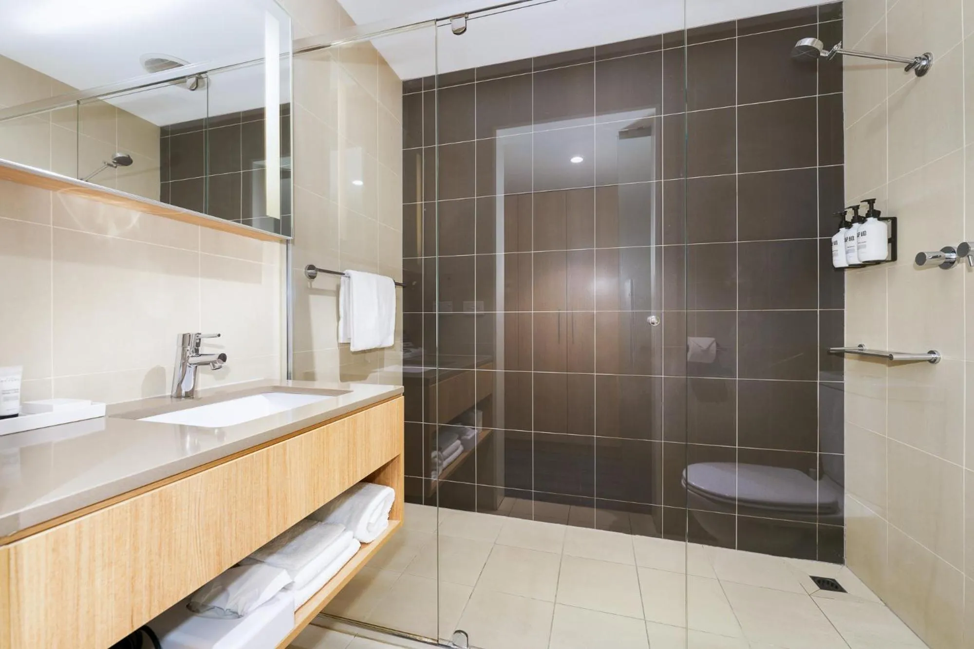 Bathroom in Quality Hotel Parklake Shepparton