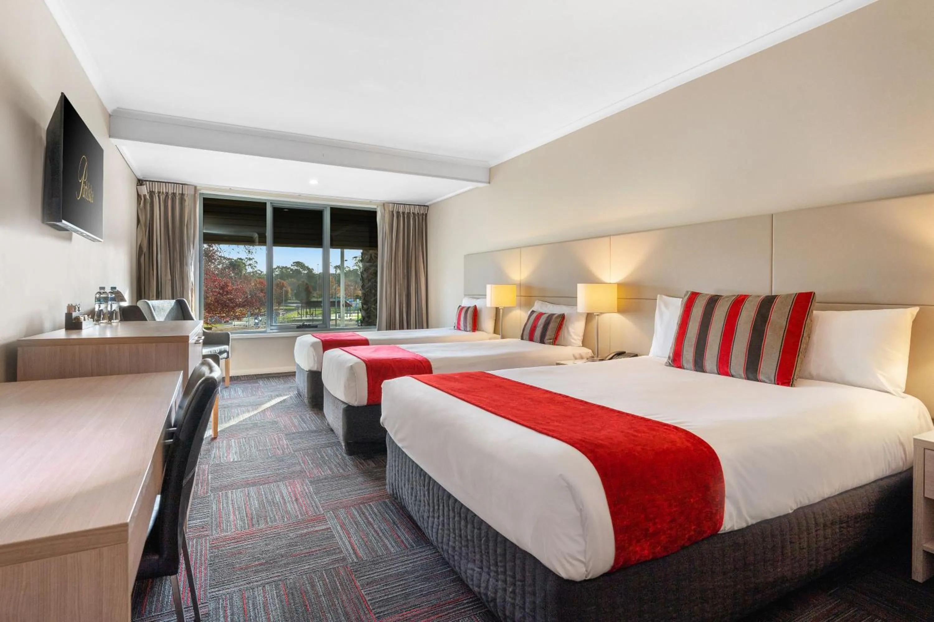 Bed in Quality Hotel Parklake Shepparton