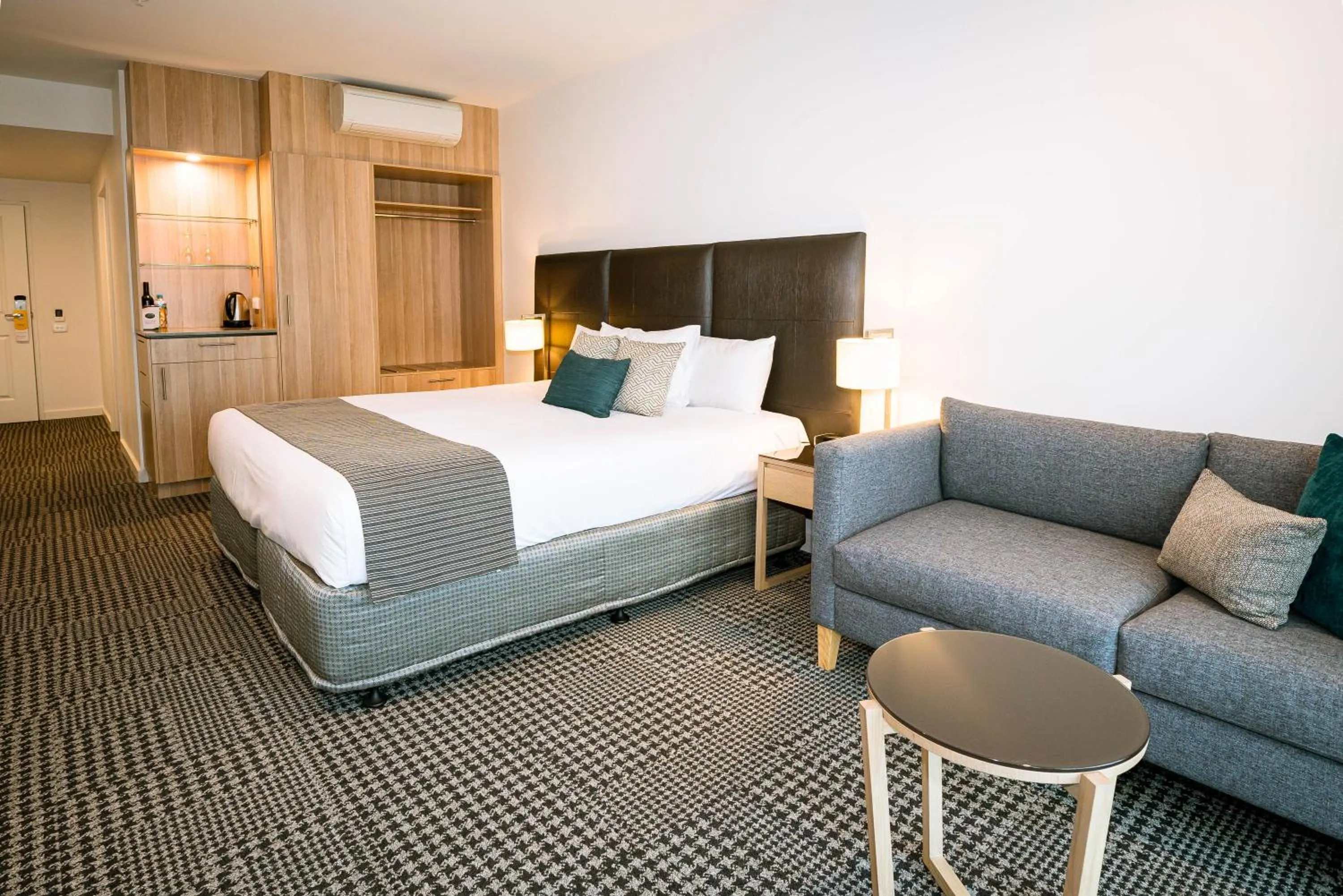 View (from property/room), Bed in Quality Hotel Parklake Shepparton