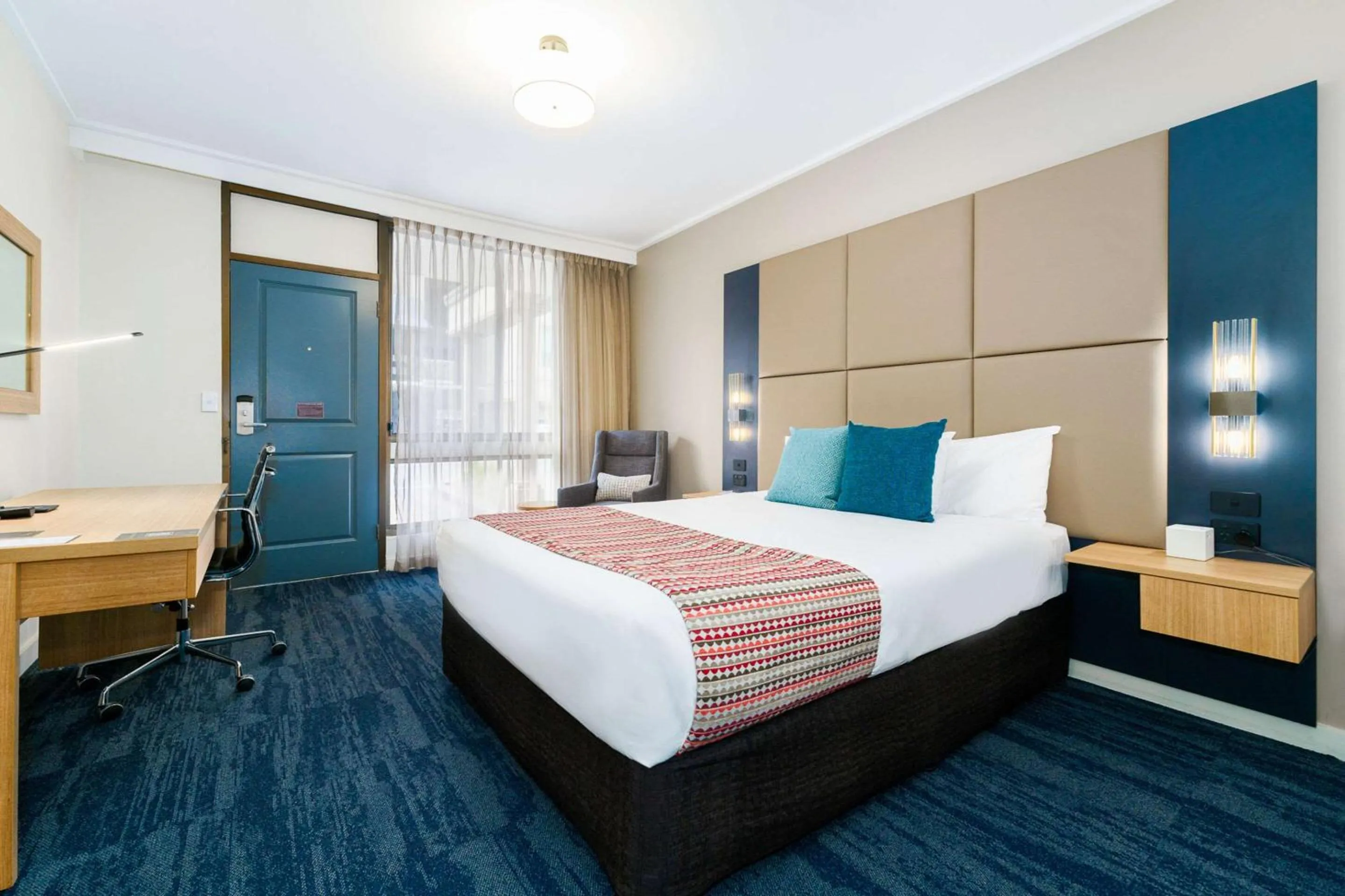 Bedroom, Bed in Quality Hotel Parklake Shepparton