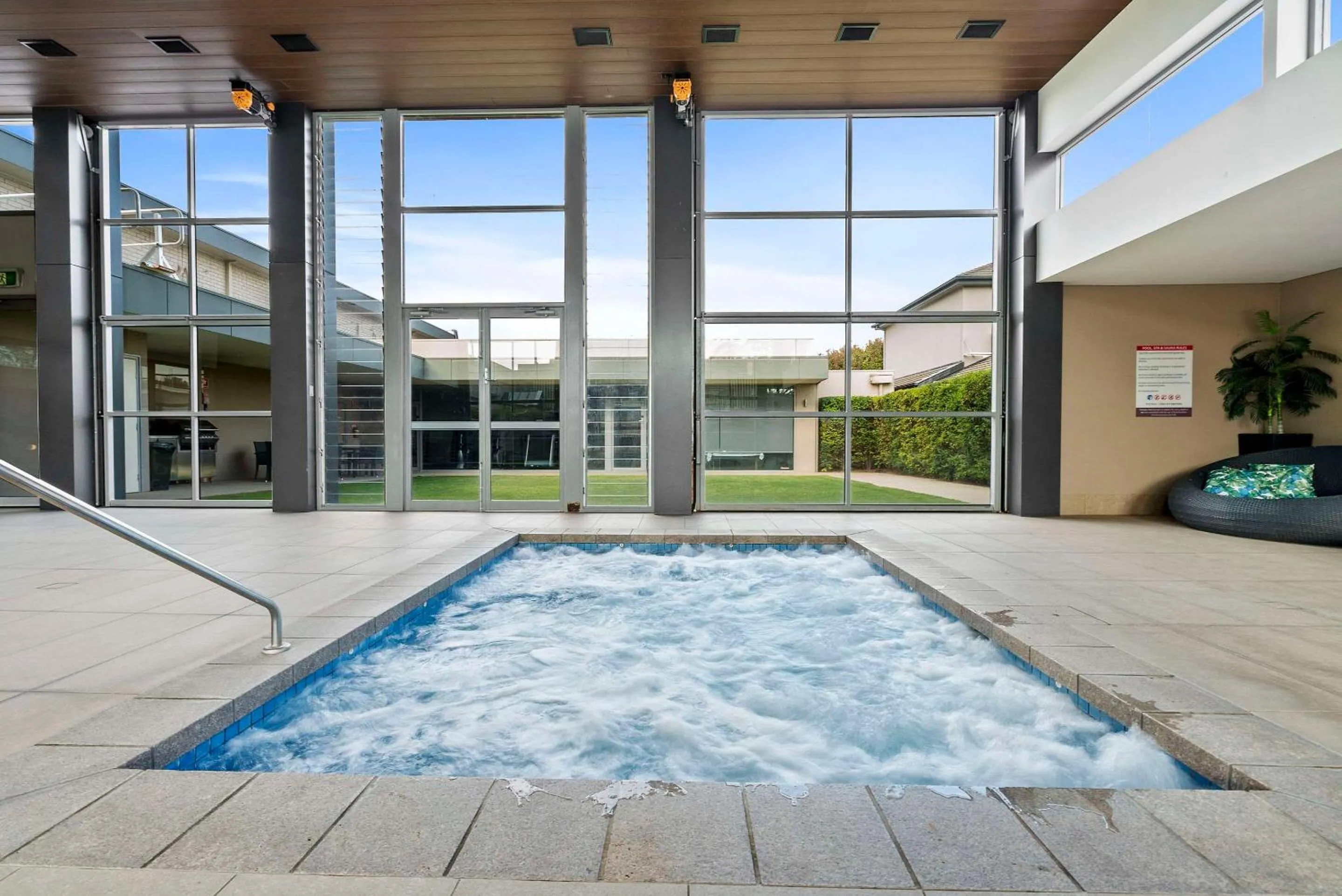 Swimming pool in Quality Hotel Parklake Shepparton