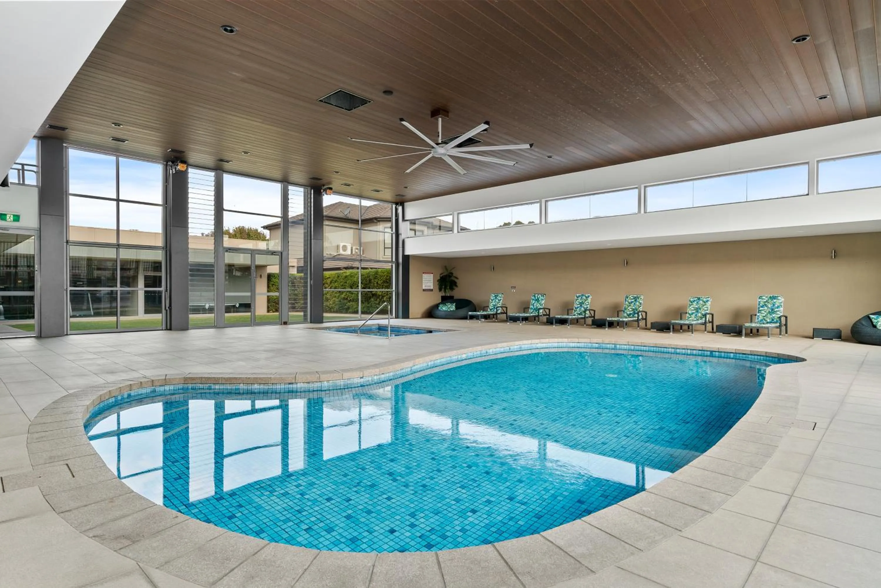 Swimming pool in Quality Hotel Parklake Shepparton