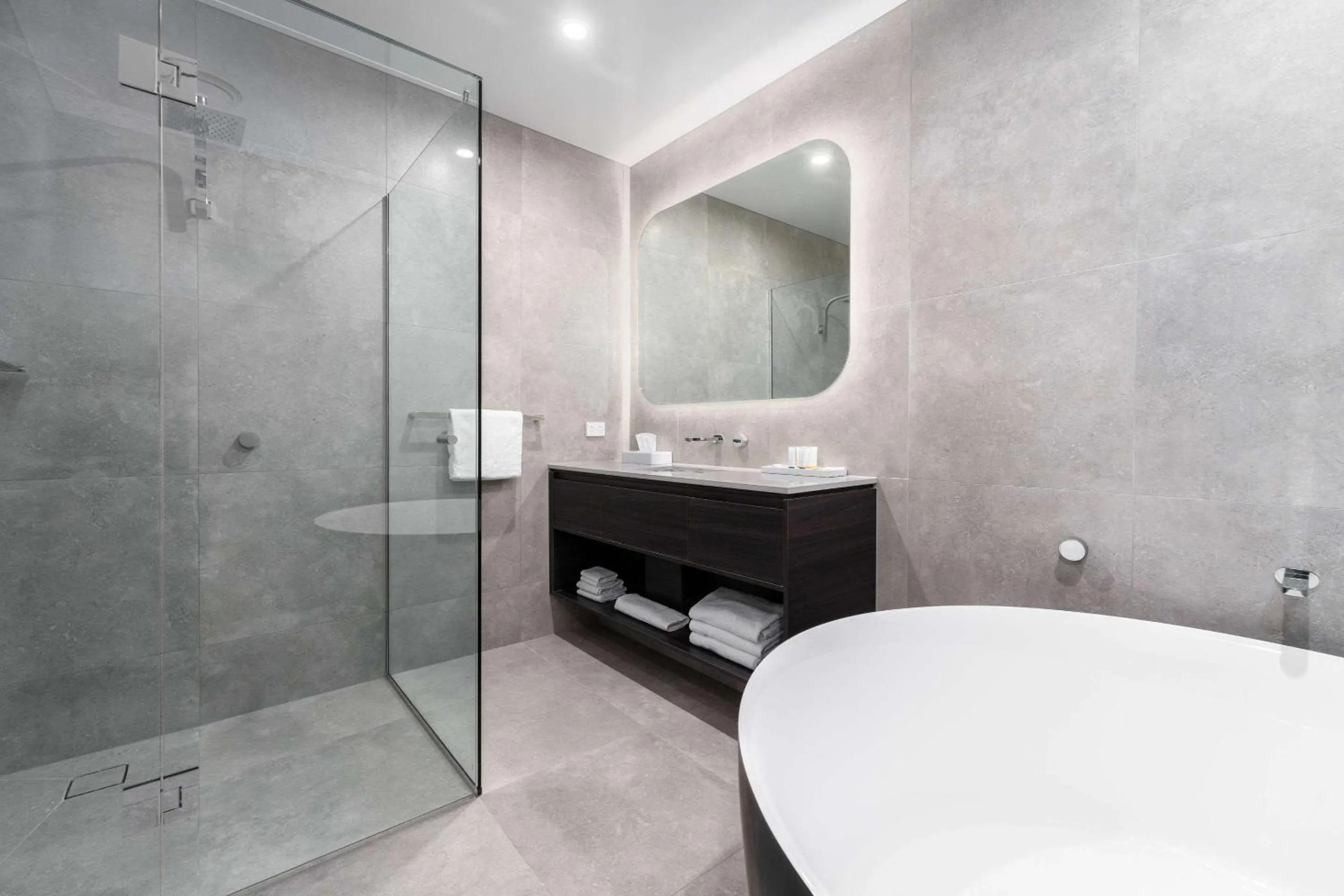 Shower in Quality Hotel Parklake Shepparton