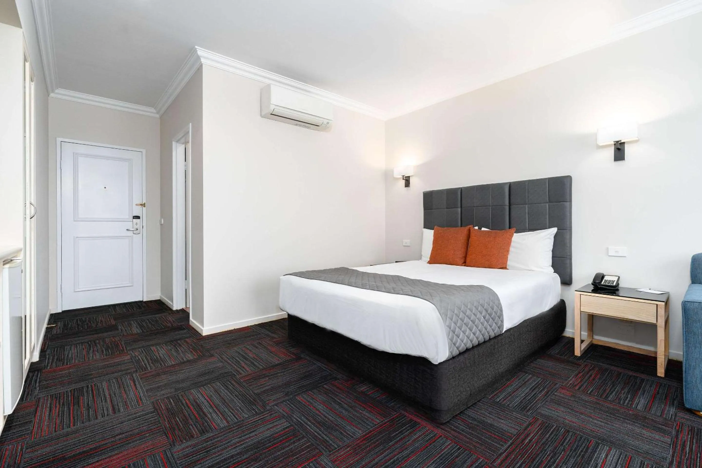 Bedroom, Bed in Quality Hotel Parklake Shepparton