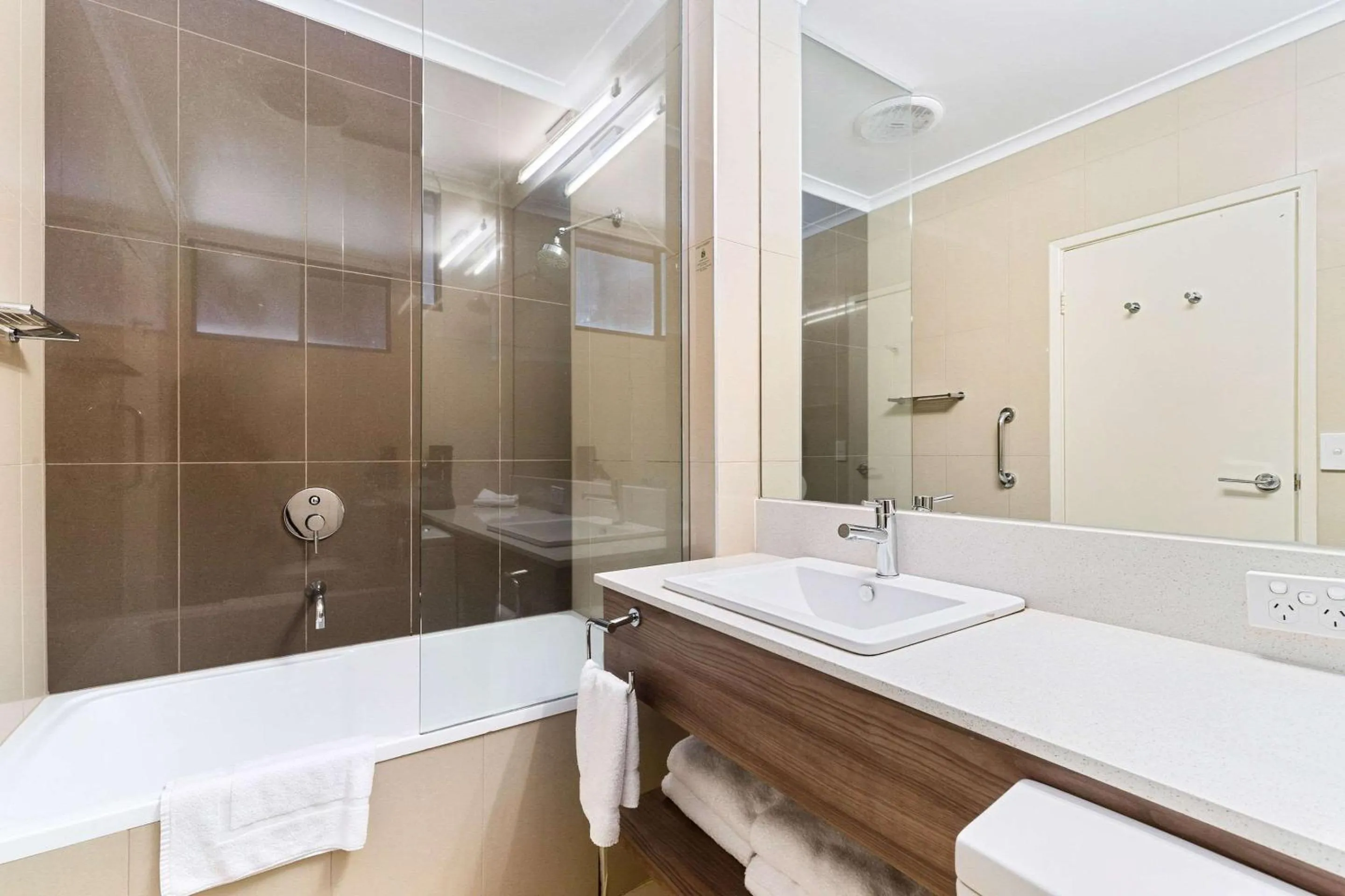 Shower in Quality Hotel Parklake Shepparton