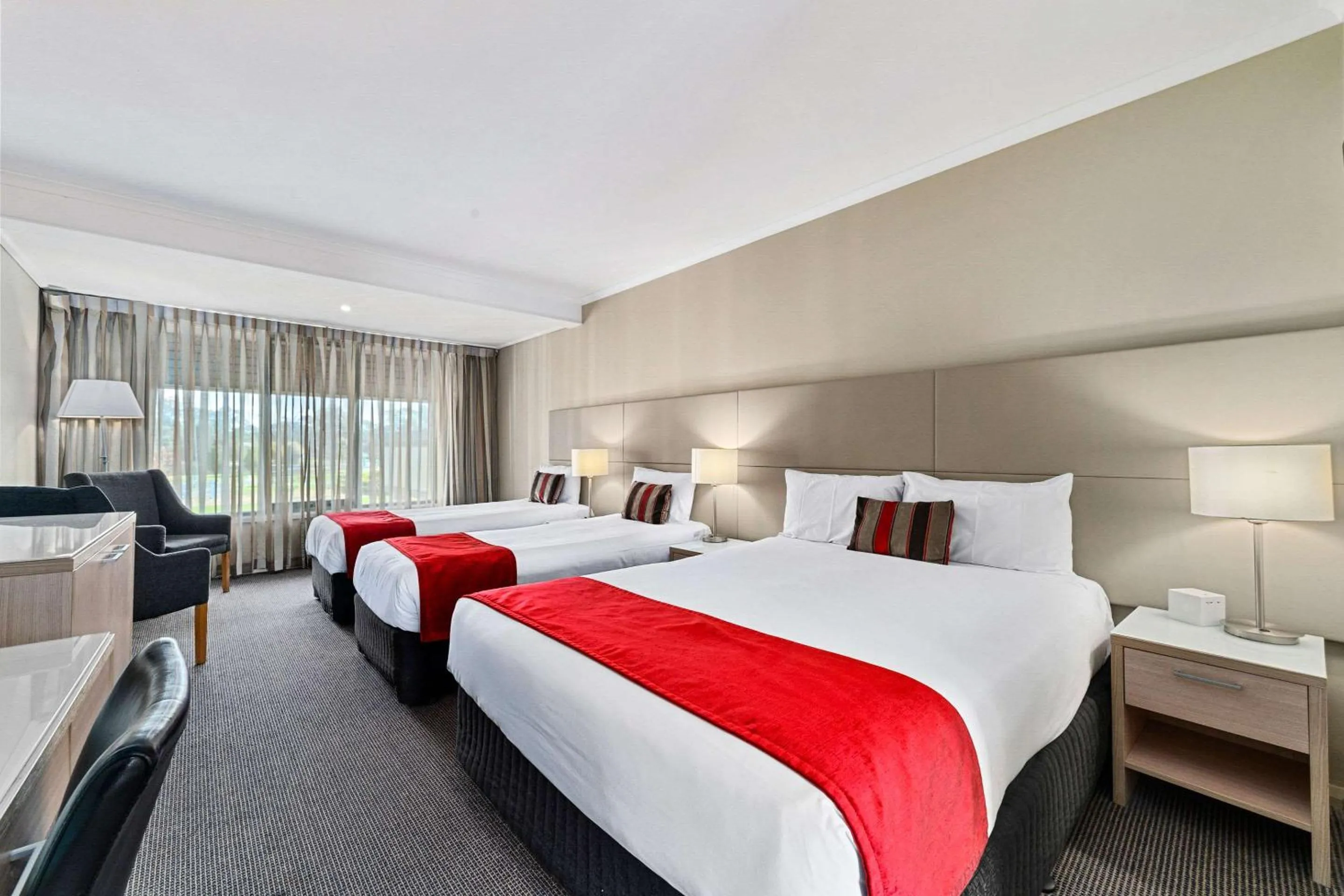 Bedroom, Bed in Quality Hotel Parklake Shepparton