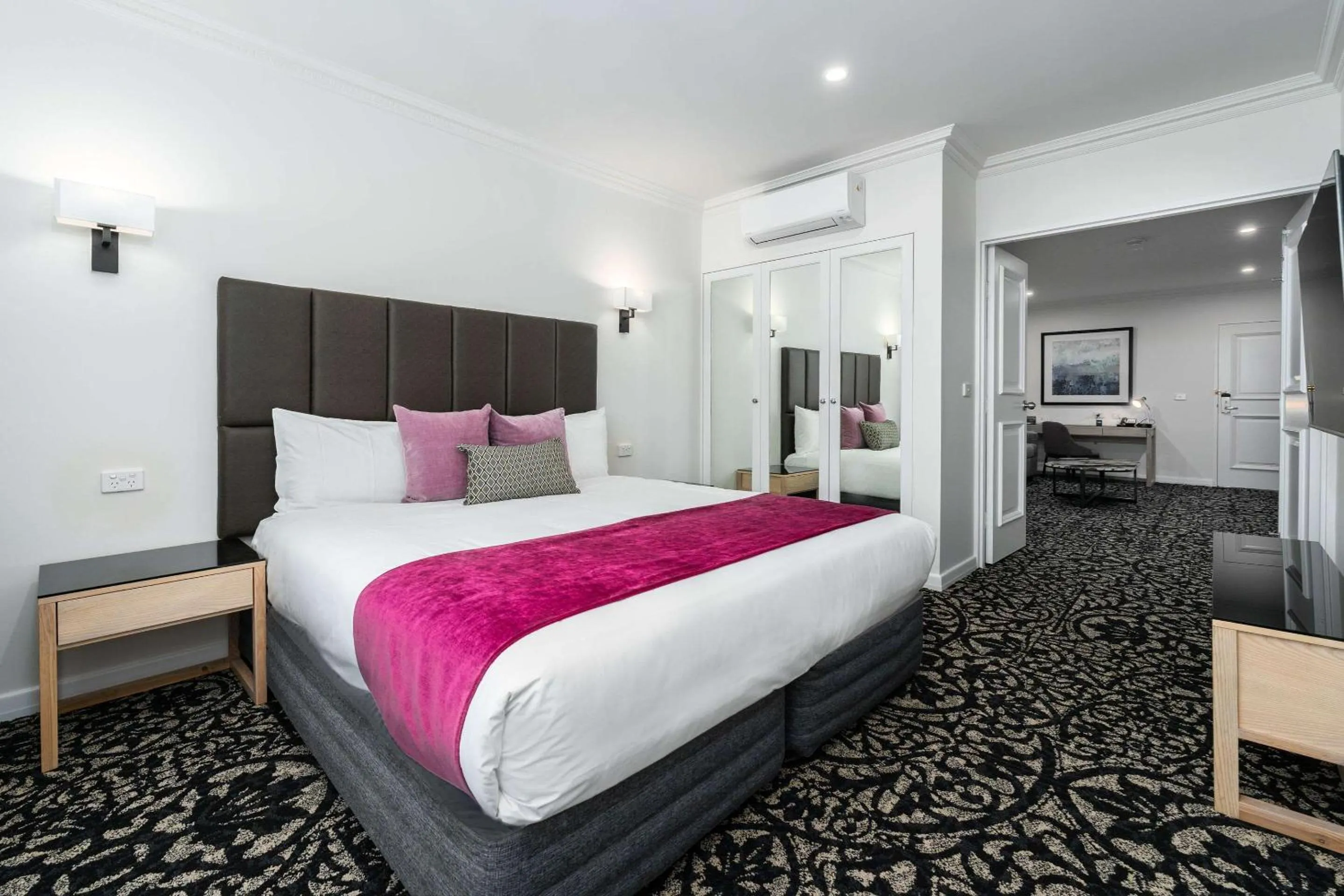 Bedroom, Bed in Quality Hotel Parklake Shepparton