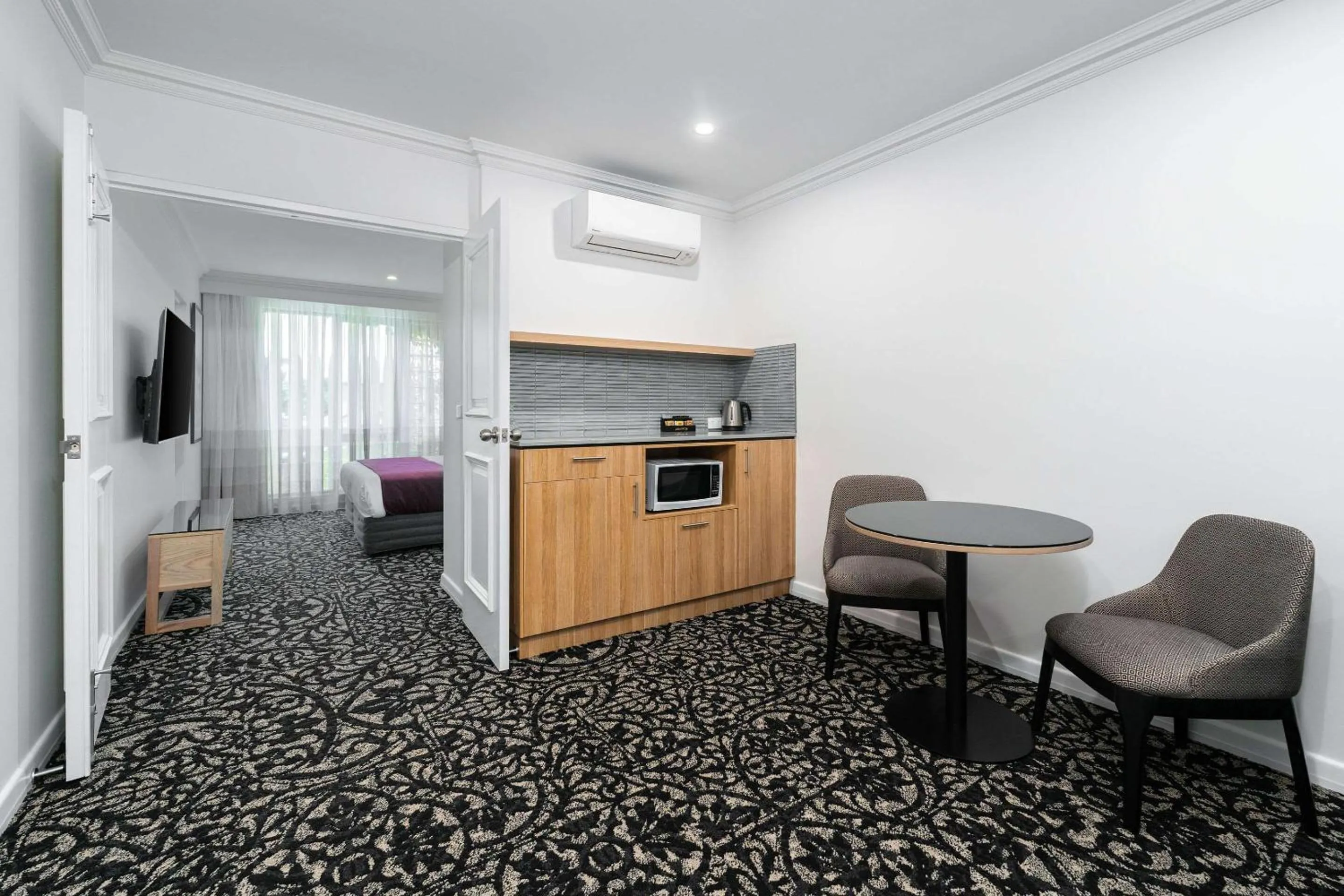 Kitchen or kitchenette in Quality Hotel Parklake Shepparton