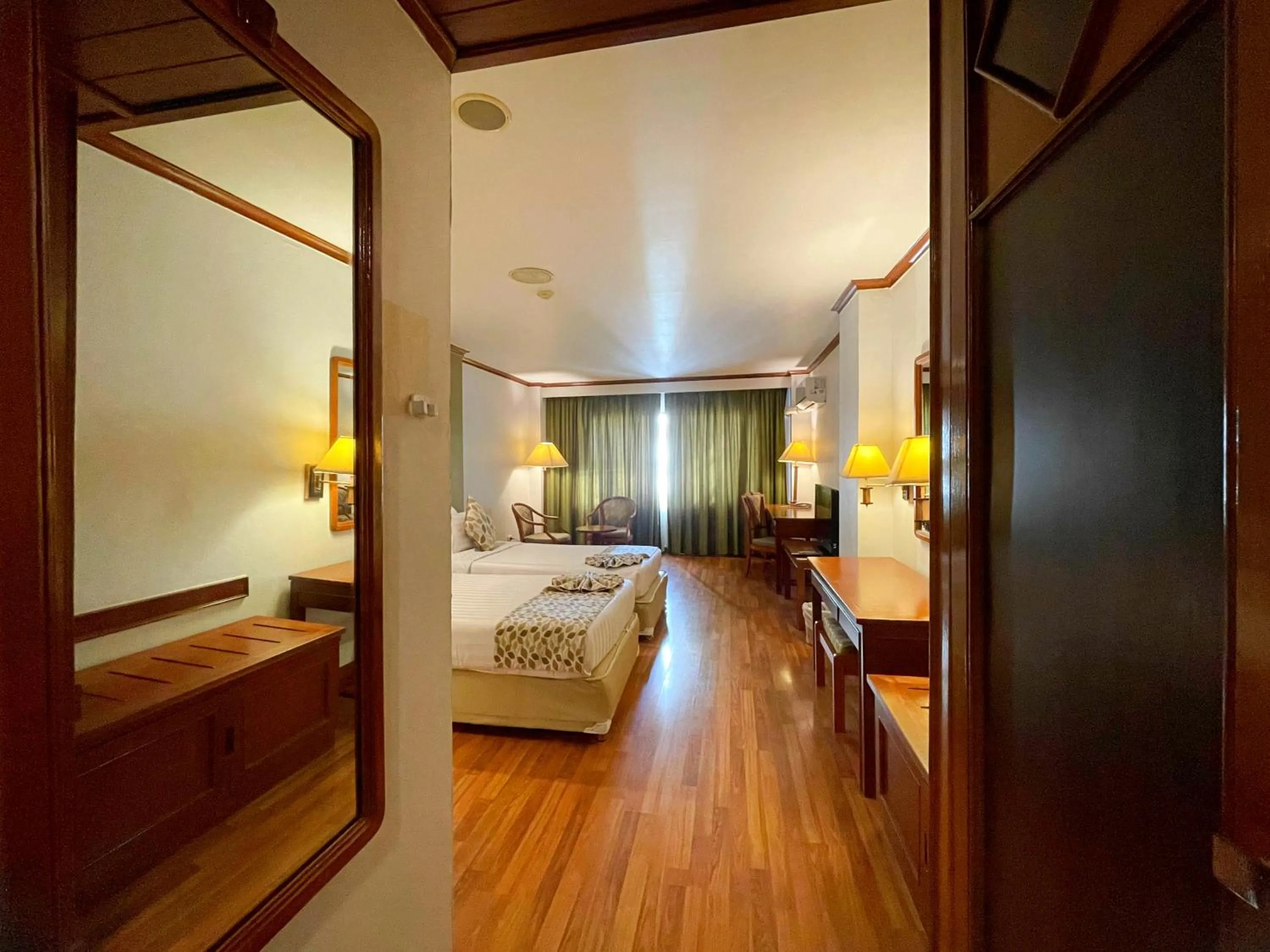 wardrobe, Bed in Arawana Regency Park Sukhumvit
