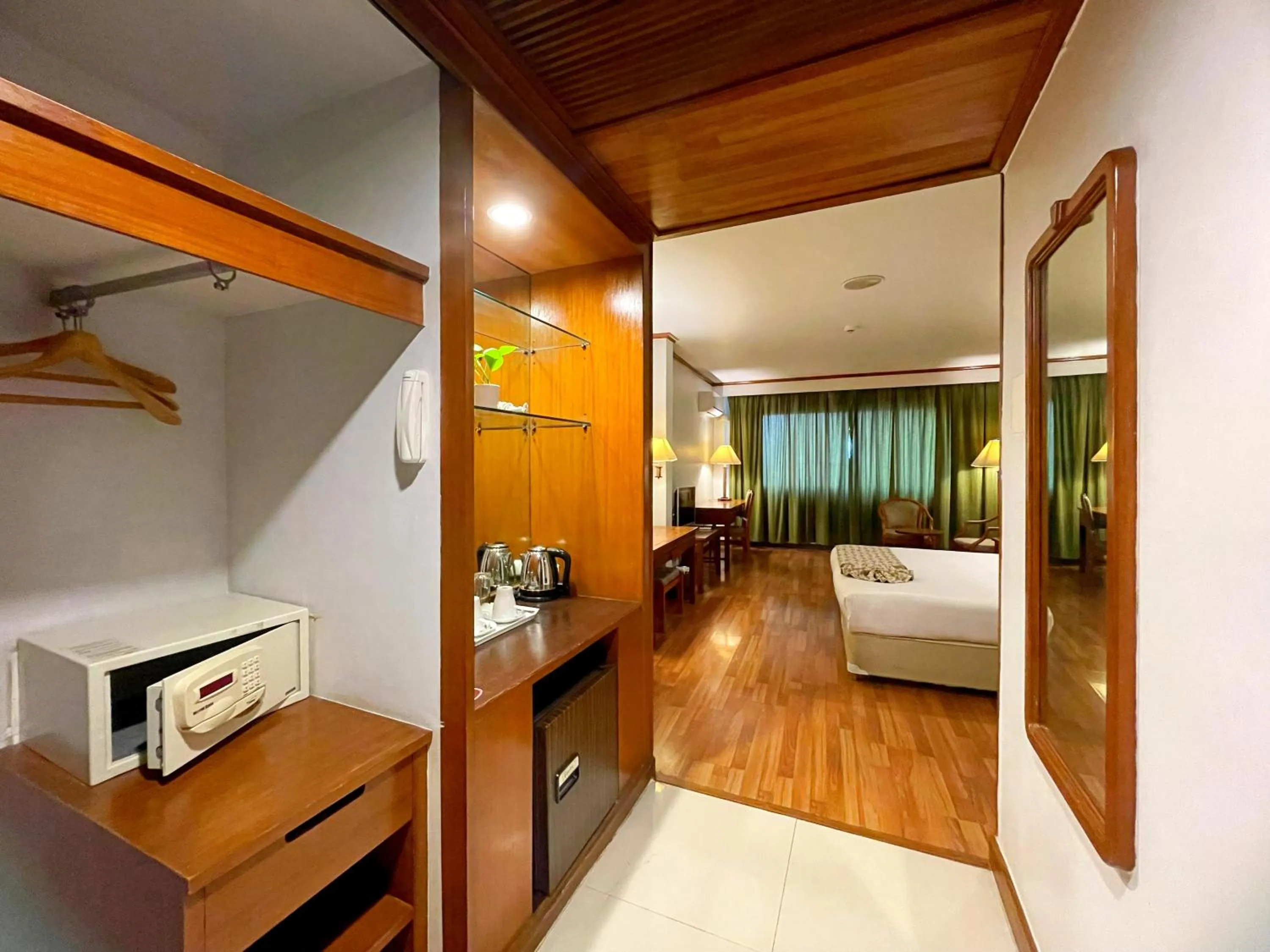 Bedroom, Bed in Arawana Regency Park Sukhumvit