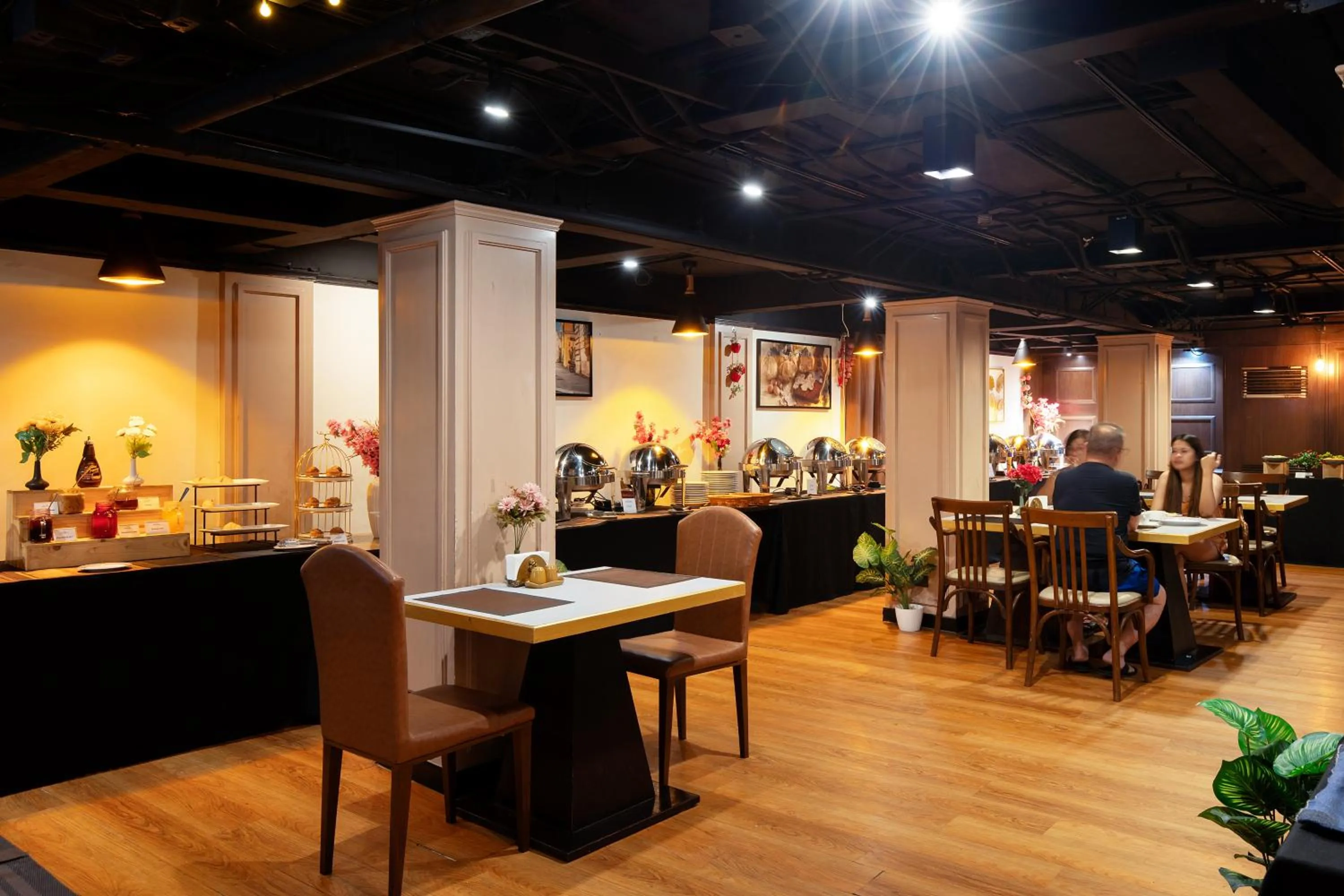 Restaurant/places to eat in Arawana Regency Park Sukhumvit