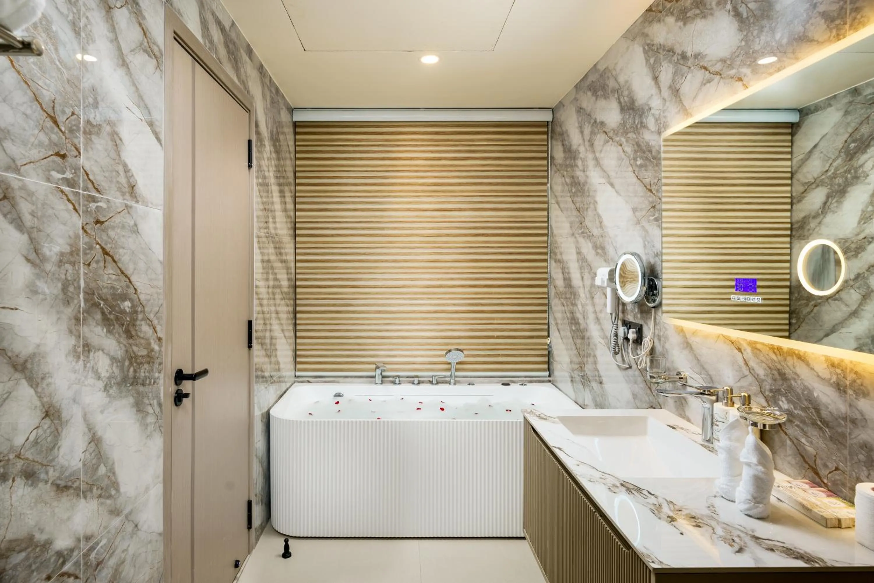 Shower in Avenra Gardens Hotel