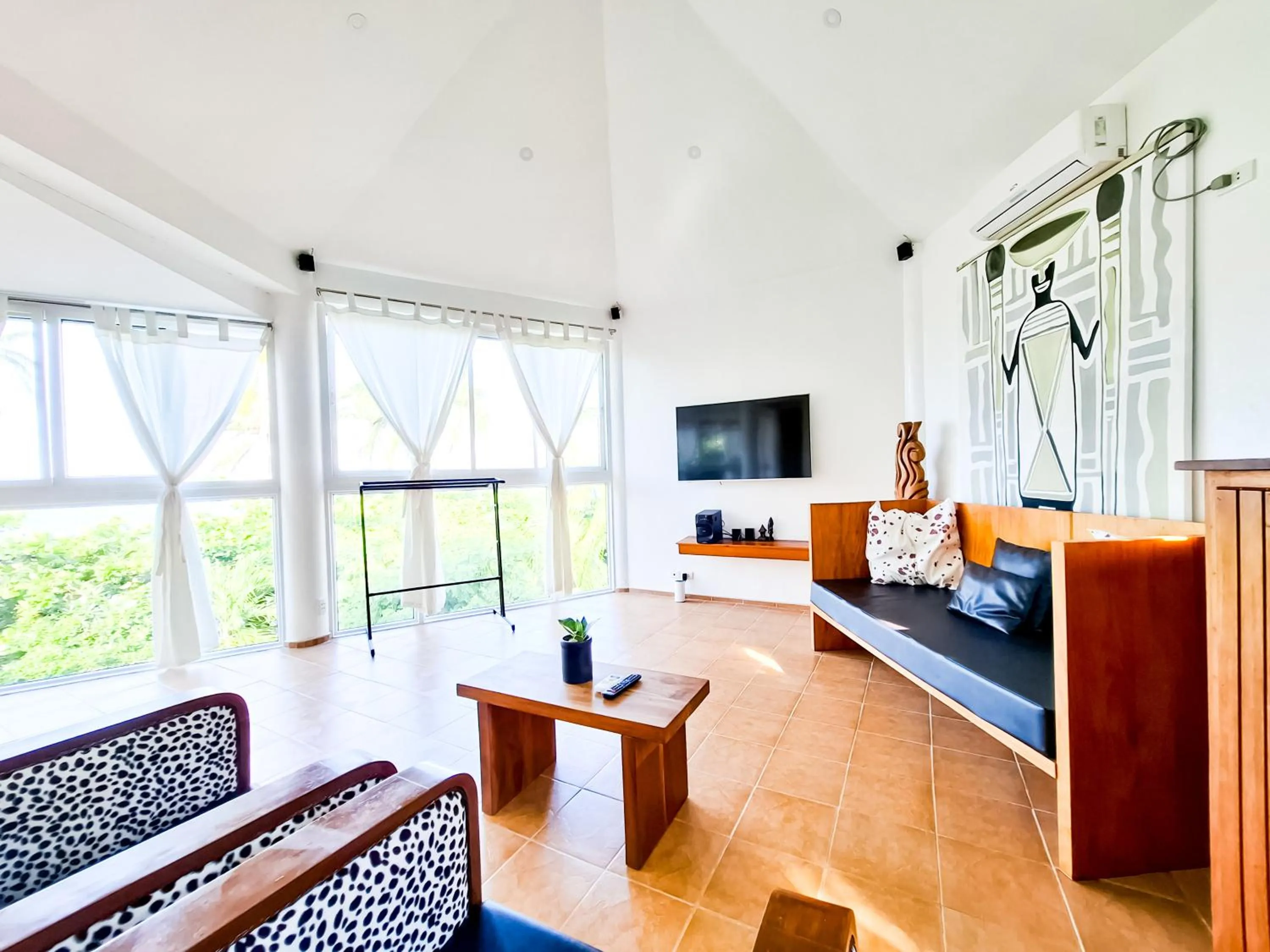 Communal lounge/ TV room in Aissatou Beach Resort