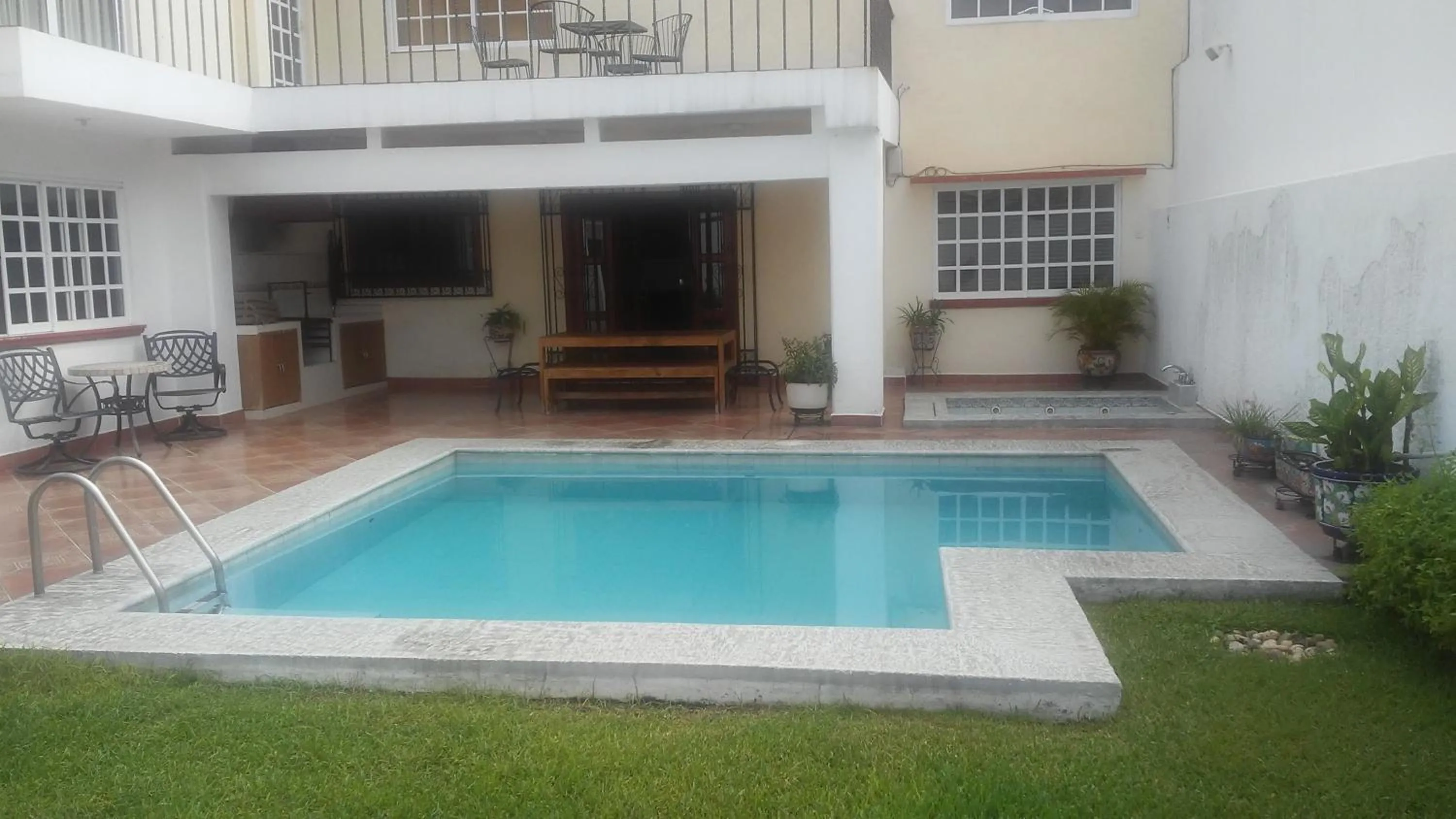 Casa privada para descanso, se renta para 8 personas completa Y tambien por habitacion con baño privado para 2 o 4 personas compartiendo areas comunes