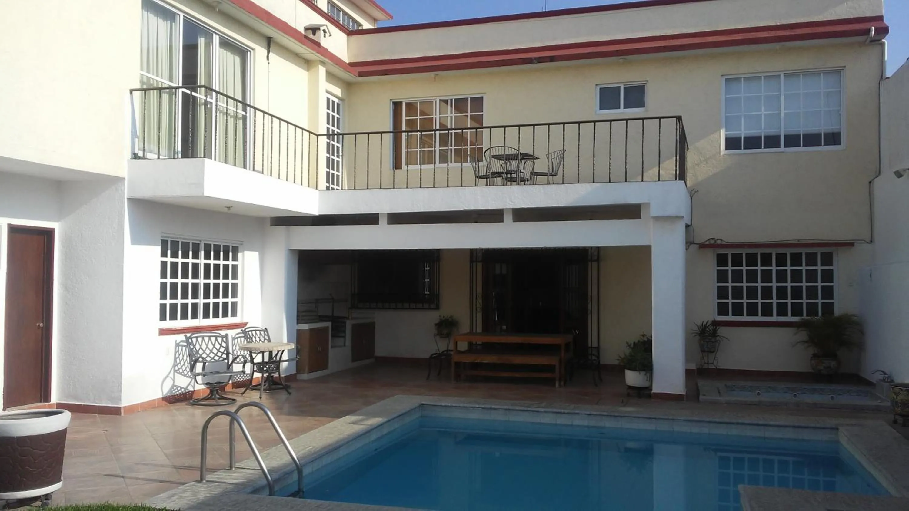 Casa privada para descanso, se renta para 8 personas completa Y tambien por habitacion con baño privado para 2 o 4 personas compartiendo areas comunes