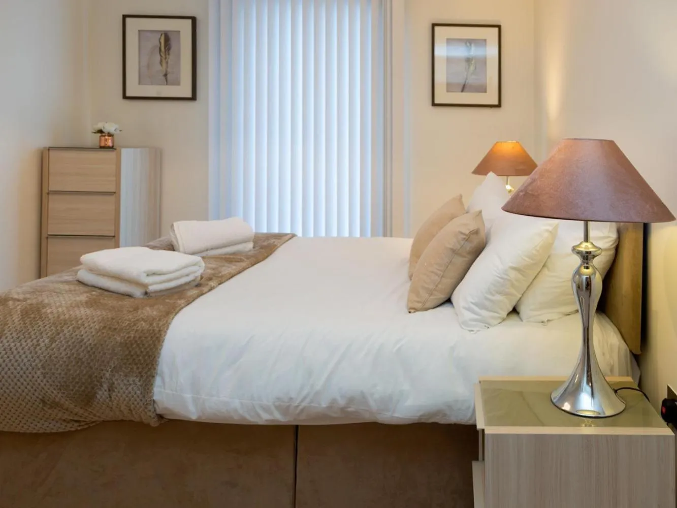 Bed in Central Tower Bridge Apartment