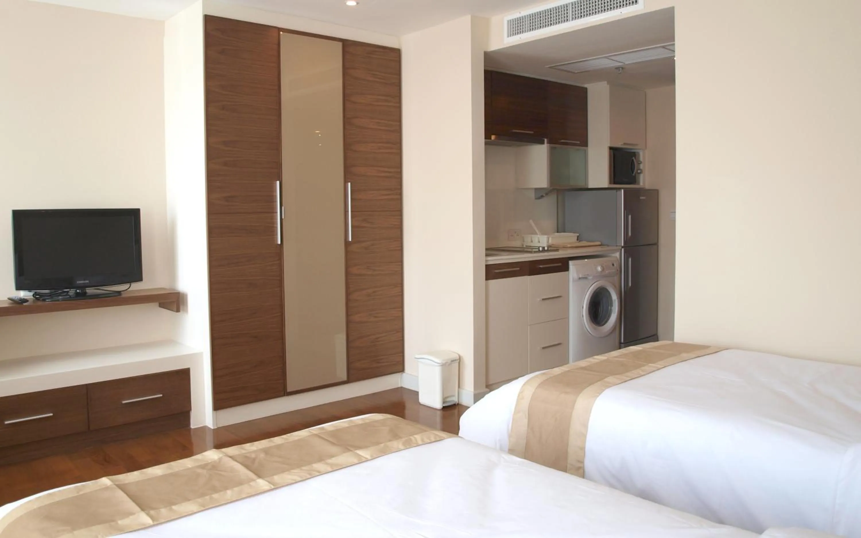 Photo of the whole room, Bed in Thomson Residence Hotel