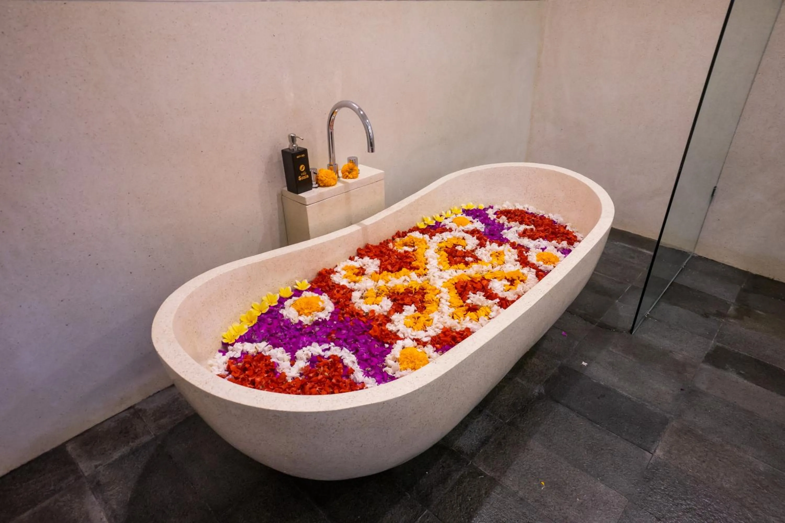 Shower in Villa Sonia Bisma