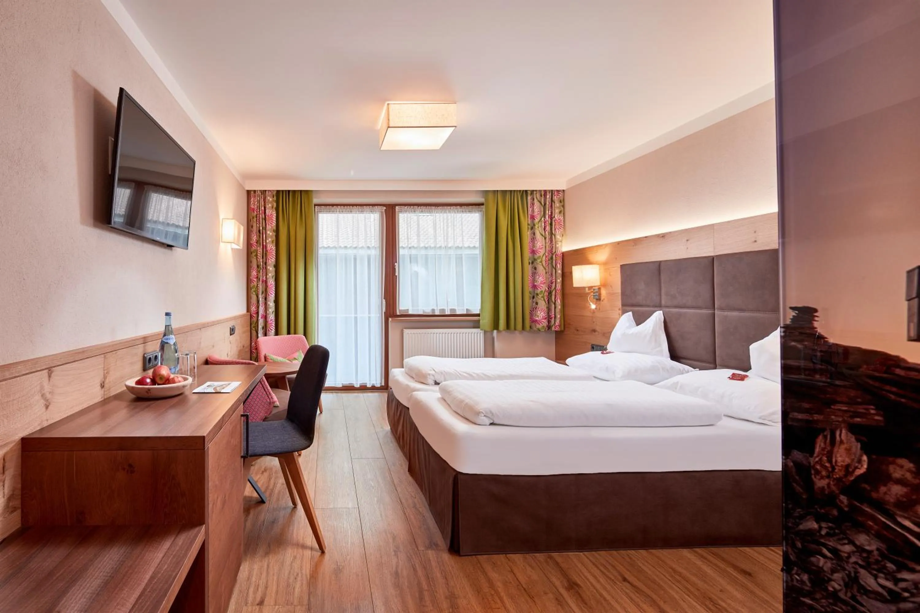 TV and multimedia, Bed in Hotel Neue Post