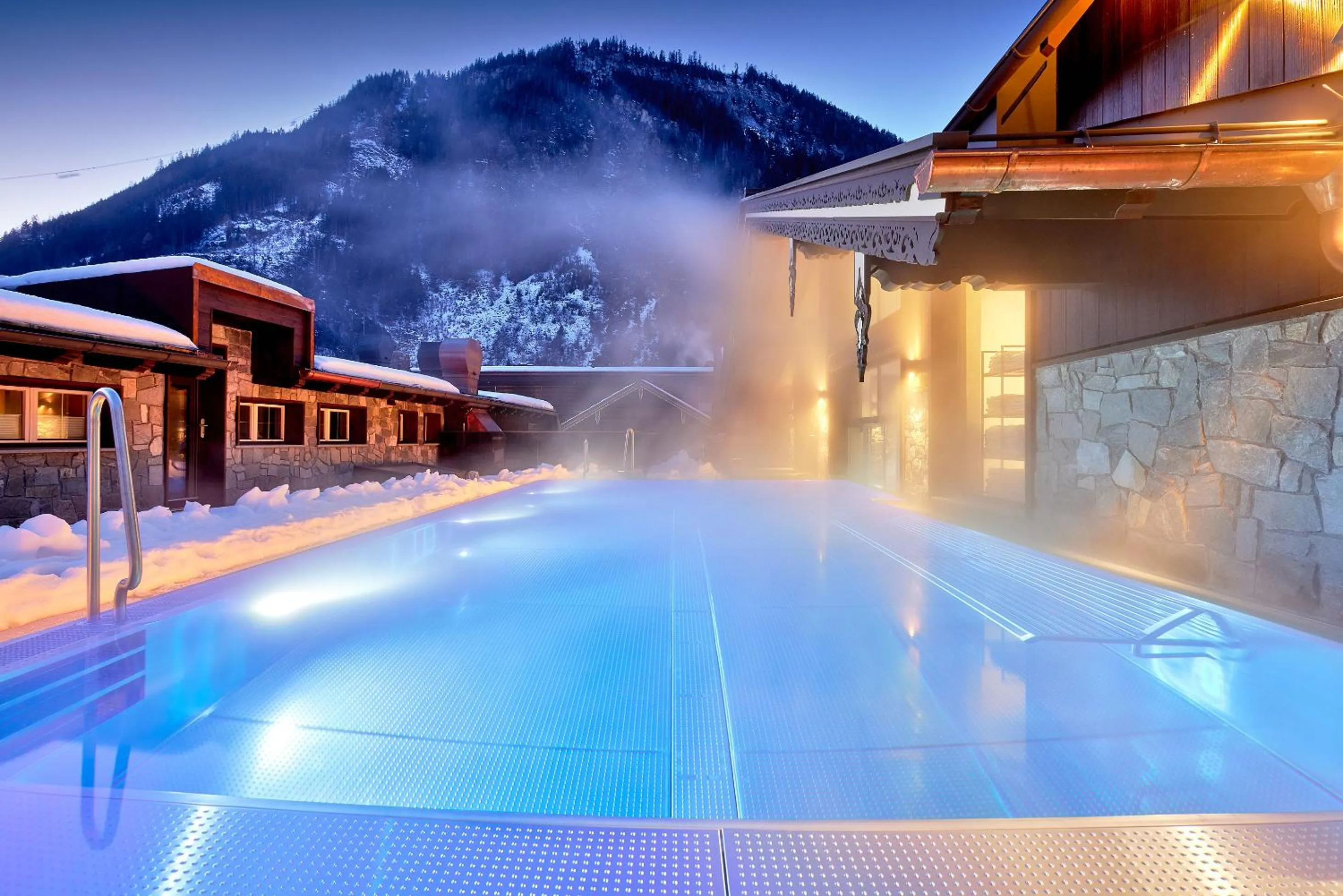 Swimming pool in Hotel Neue Post