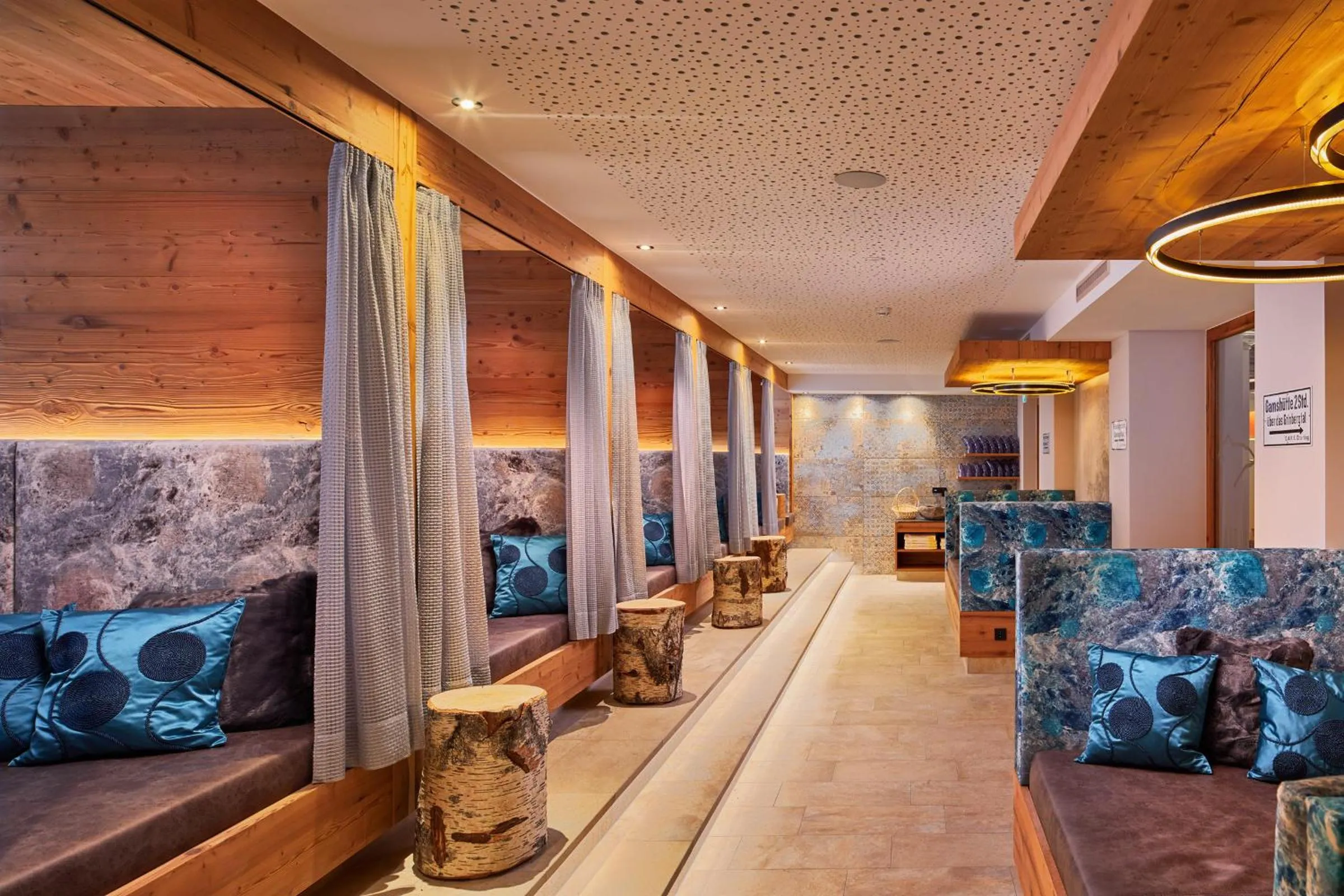 Swimming pool in Hotel Neue Post