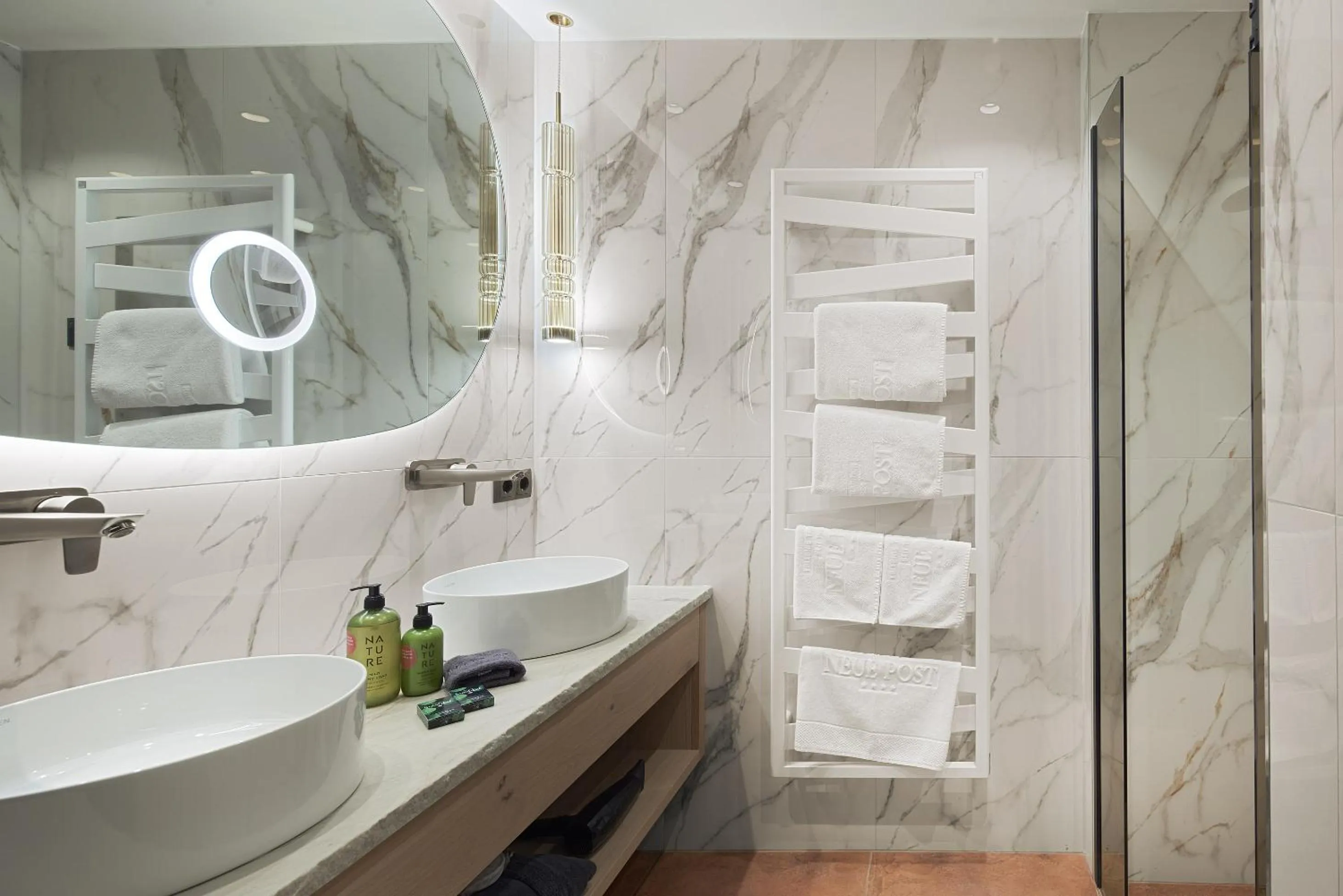 Shower in Hotel Neue Post