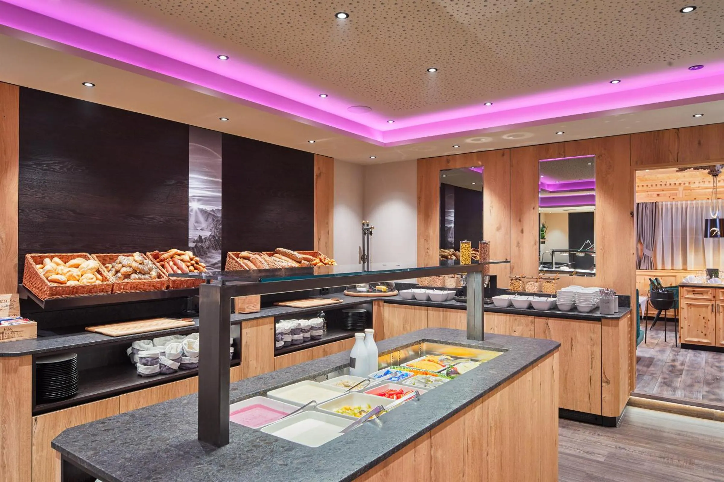 Buffet breakfast in Hotel Neue Post