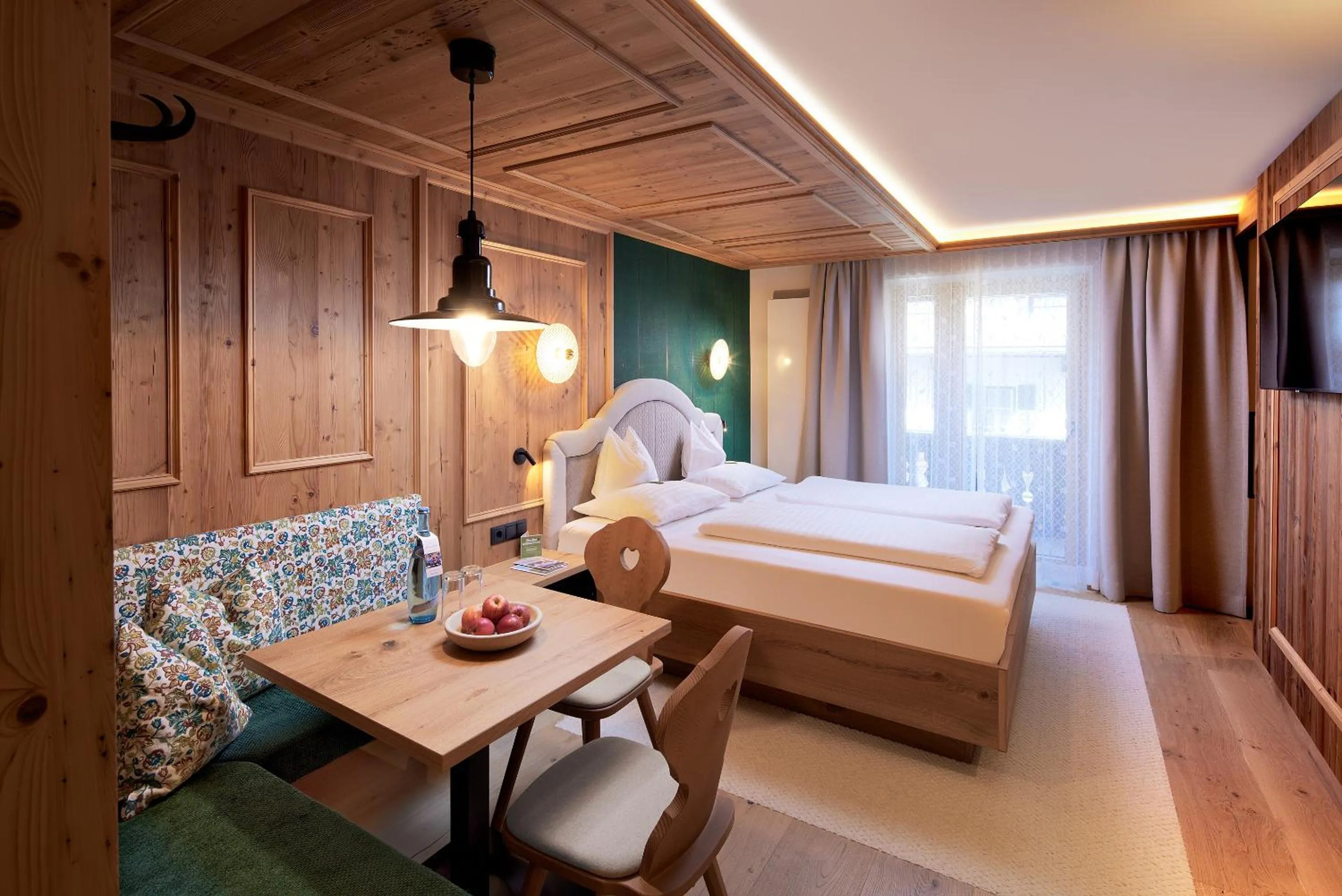 Photo of the whole room, Bed in Hotel Neue Post