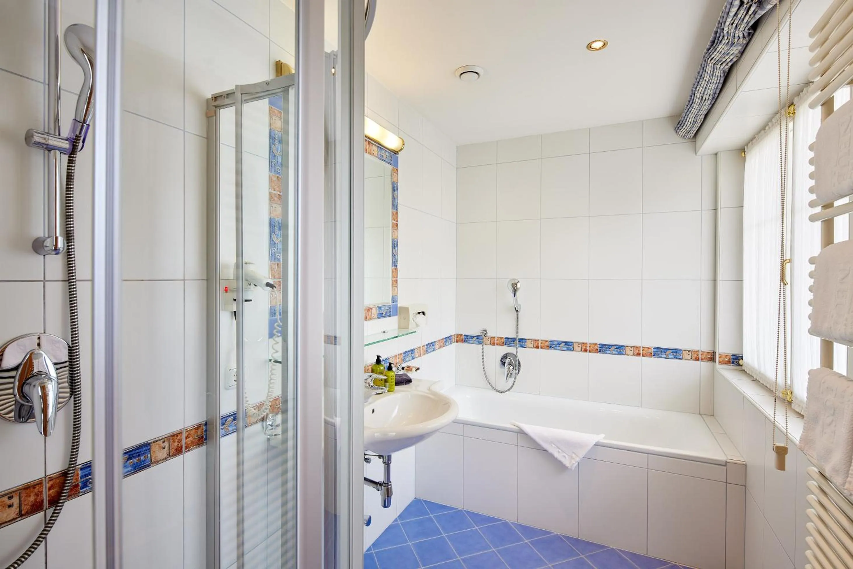 Shower in Hotel Neue Post