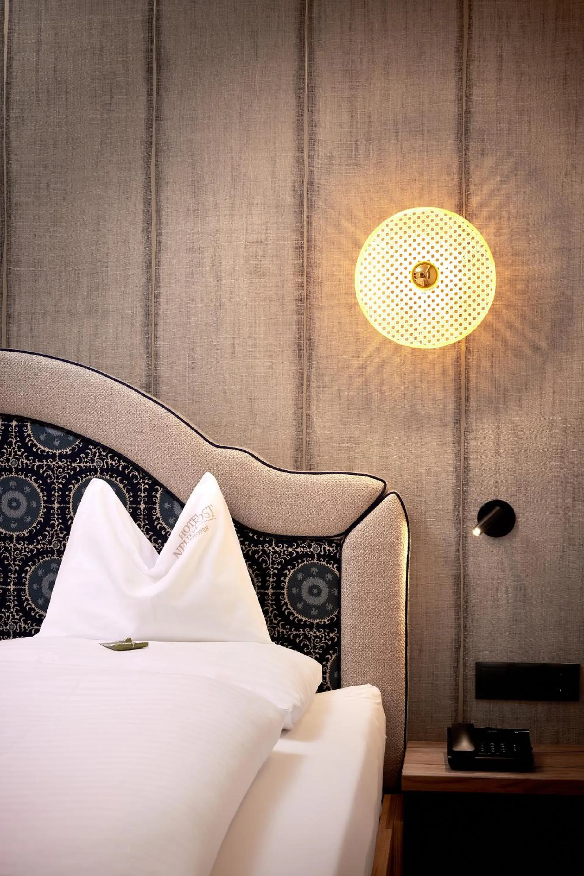 Bed in Hotel Neue Post