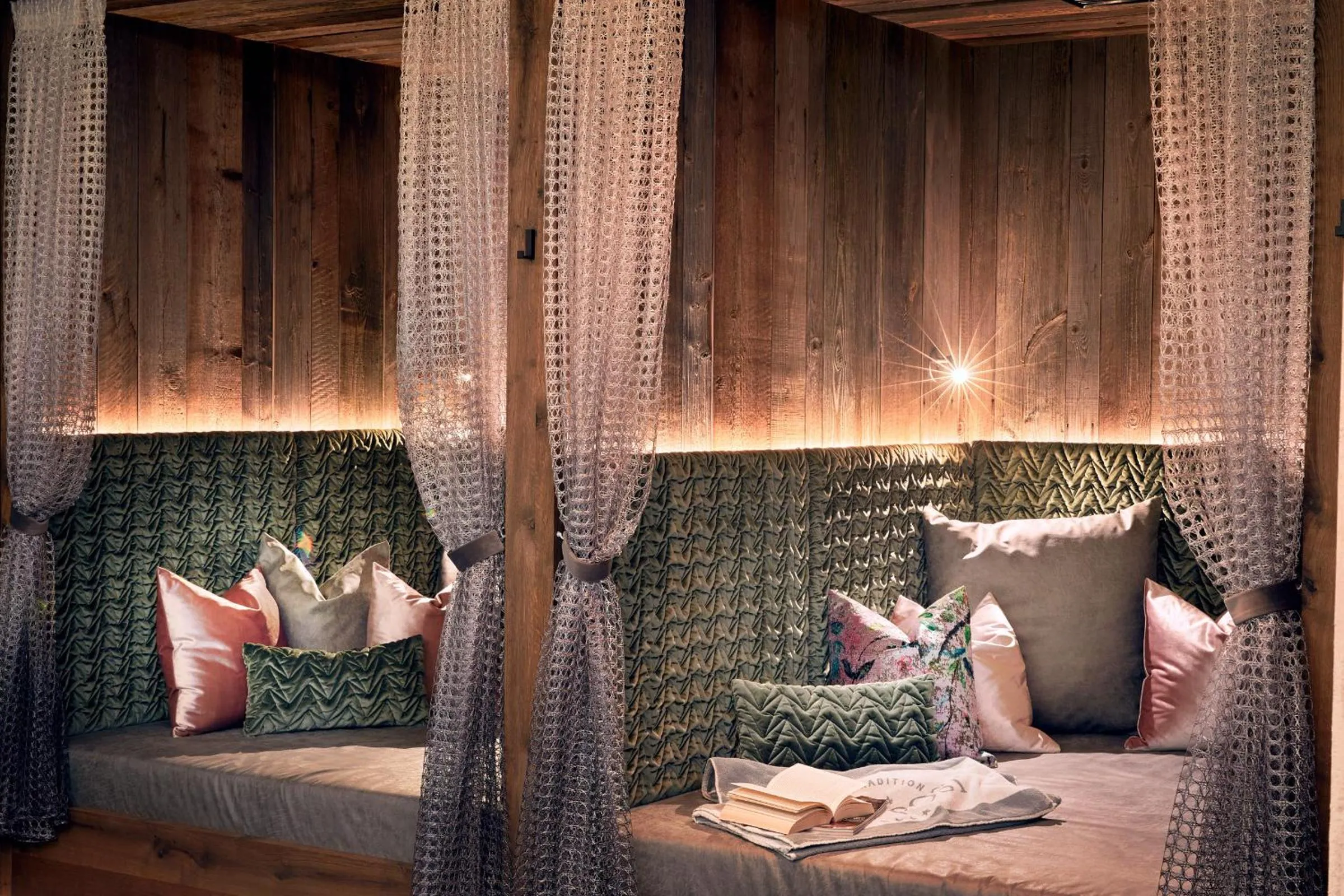 Sauna, Bed in Hotel Neue Post