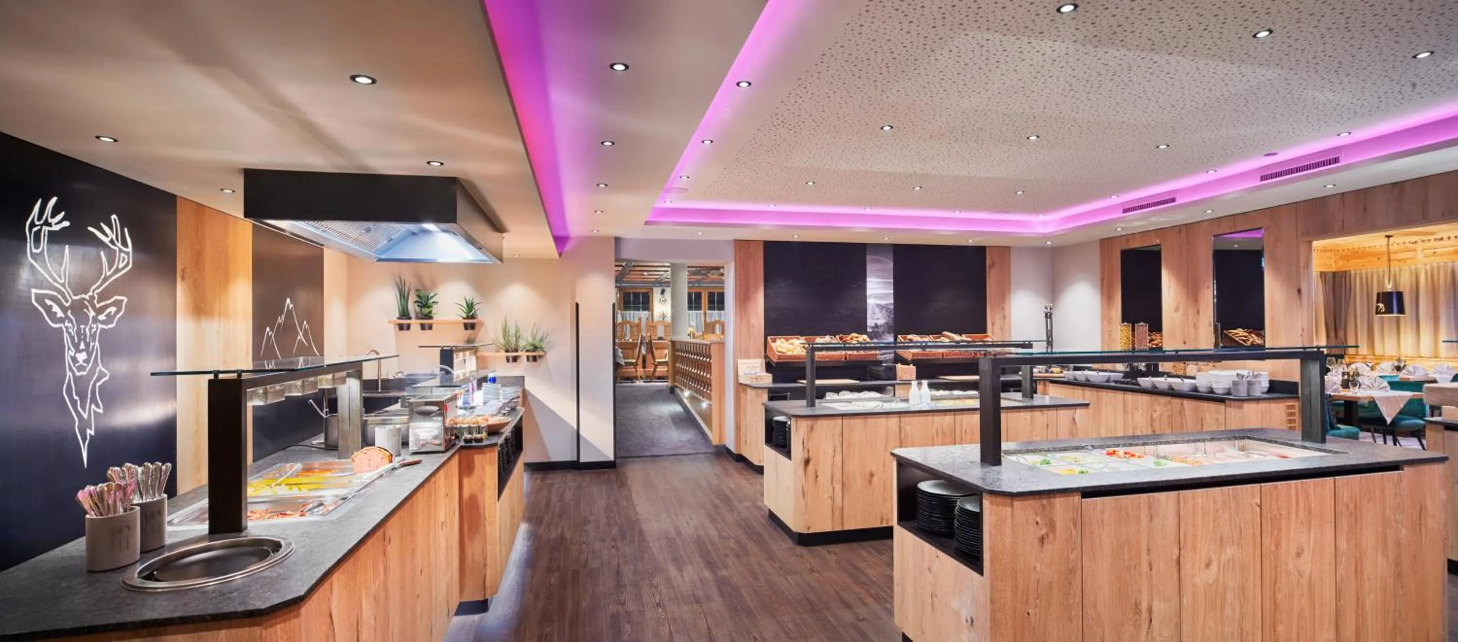 Buffet breakfast in Hotel Neue Post