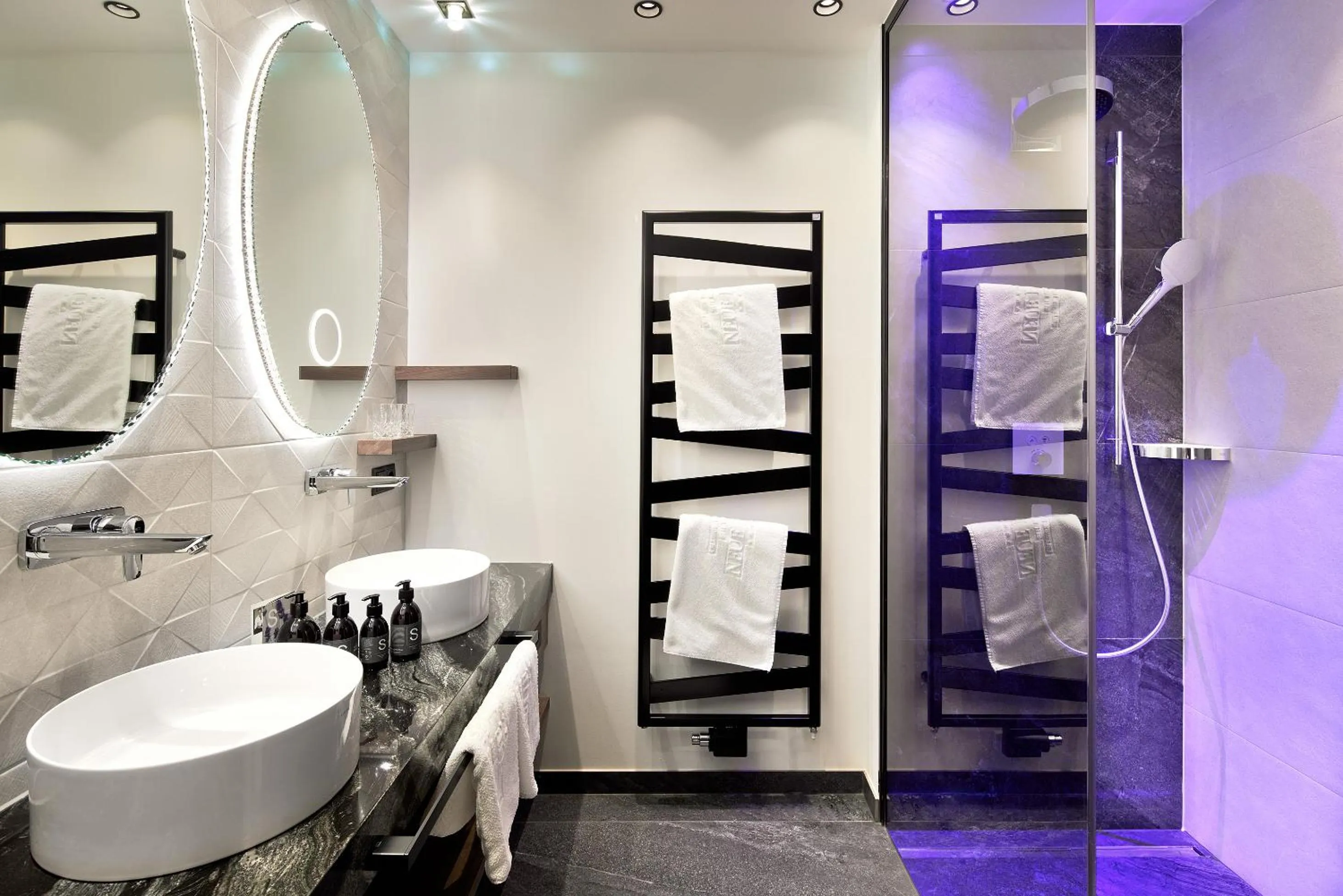 Toilet in Hotel Neue Post