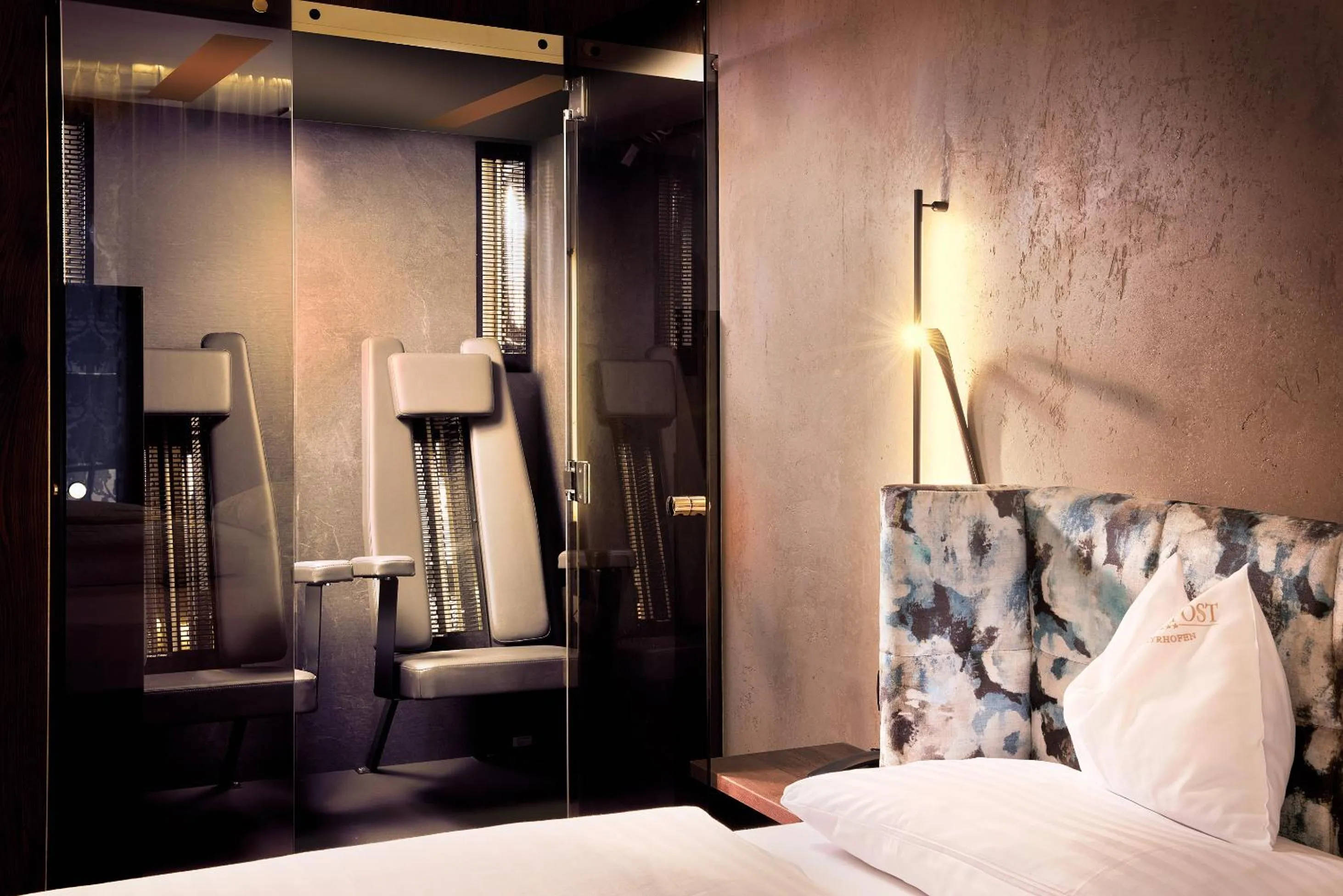 Photo of the whole room, Bed in Hotel Neue Post