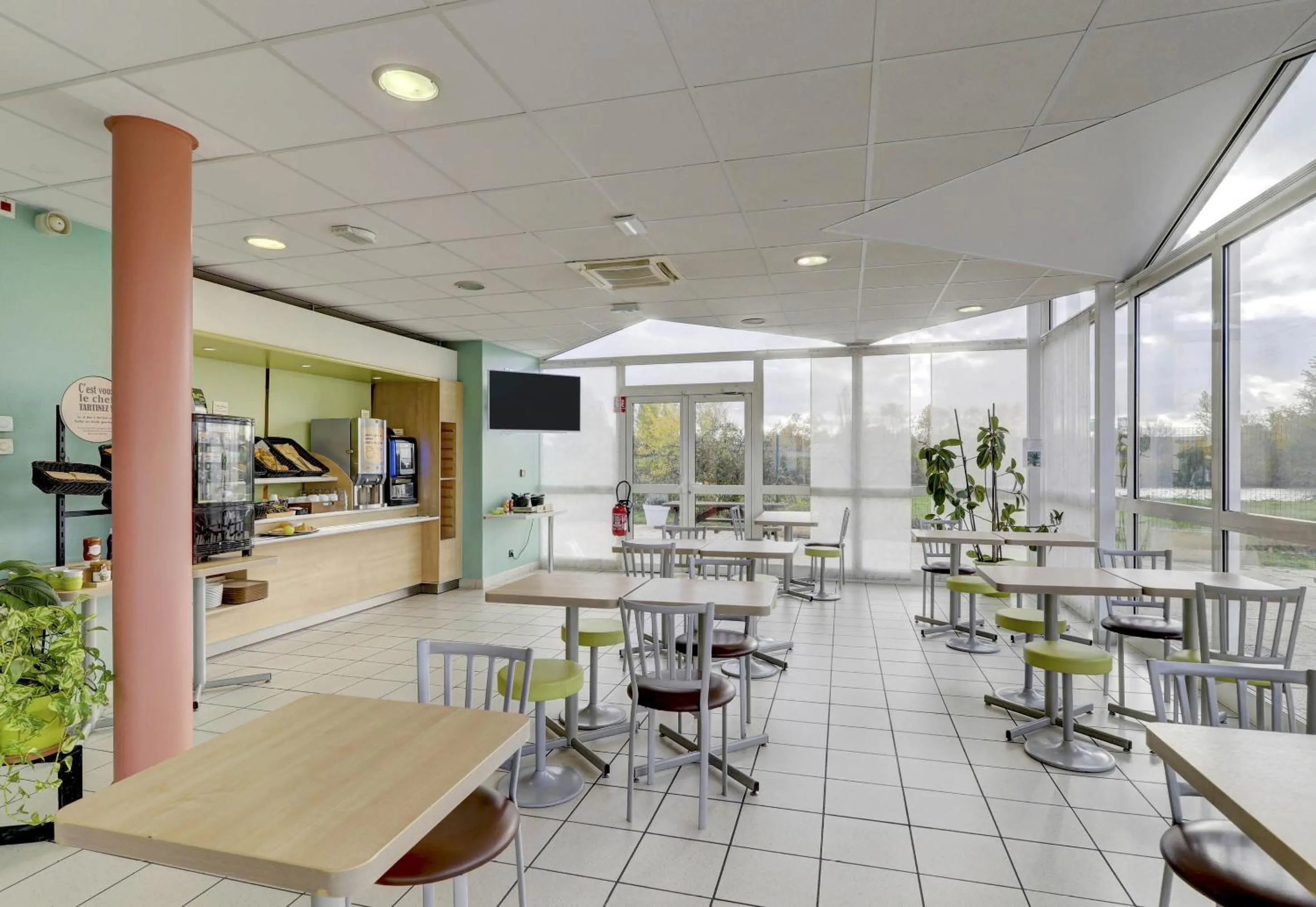 Breakfast in B&B HOTEL Montluçon Saint-Victor