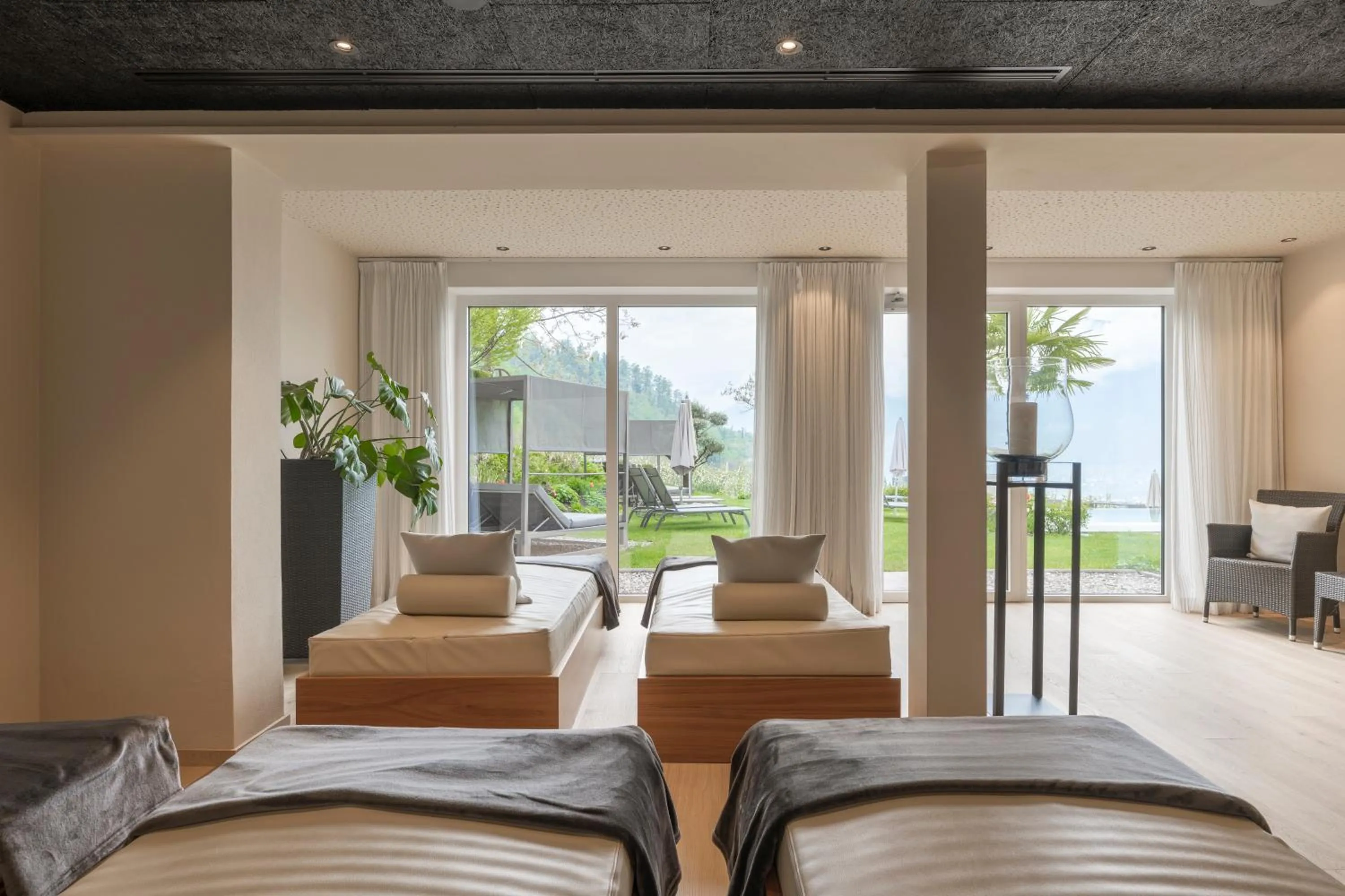 Swimming pool, Bed in Hotel Kiendl