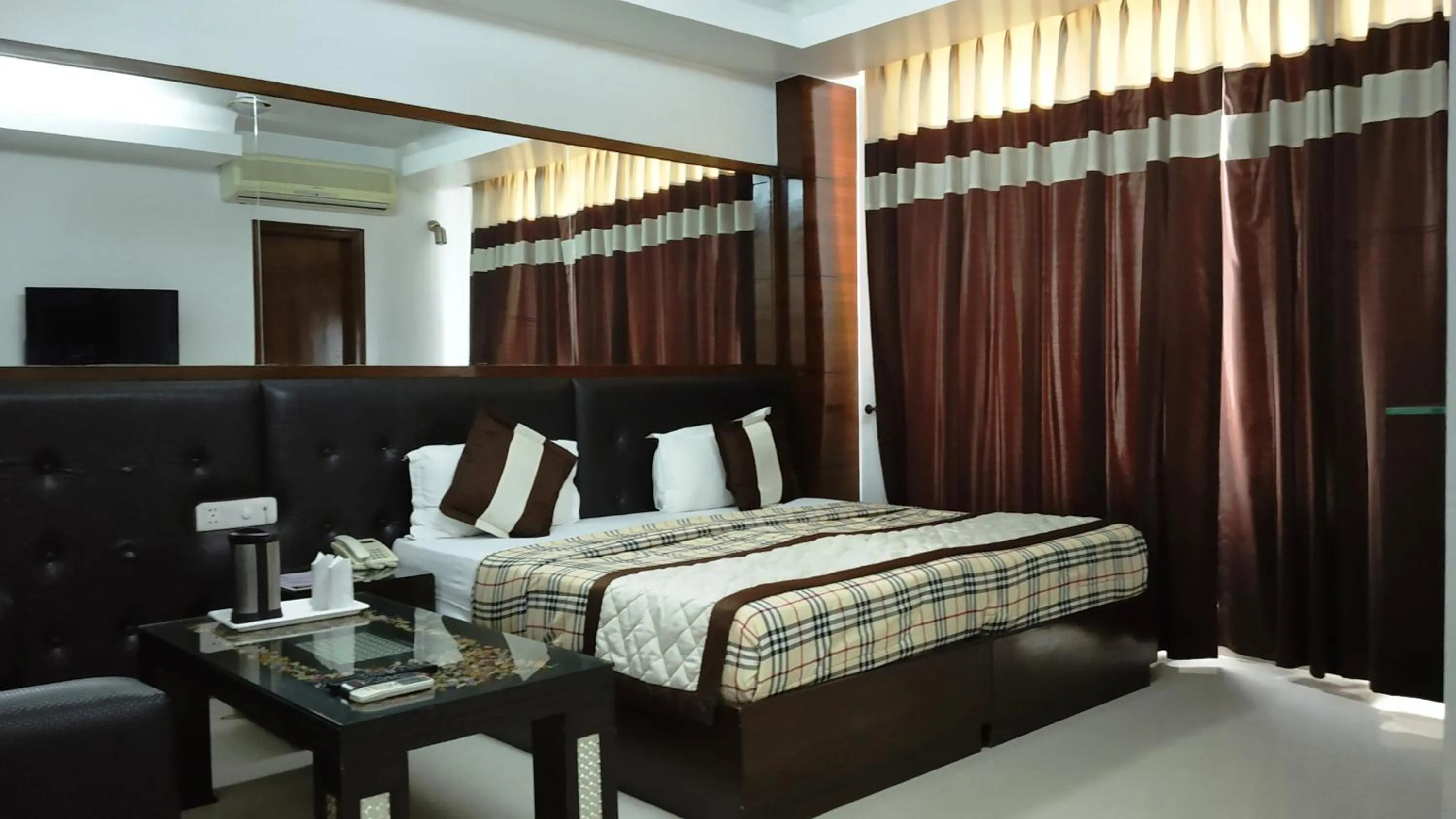 Photo of the whole room, Bed in Sohi Residency