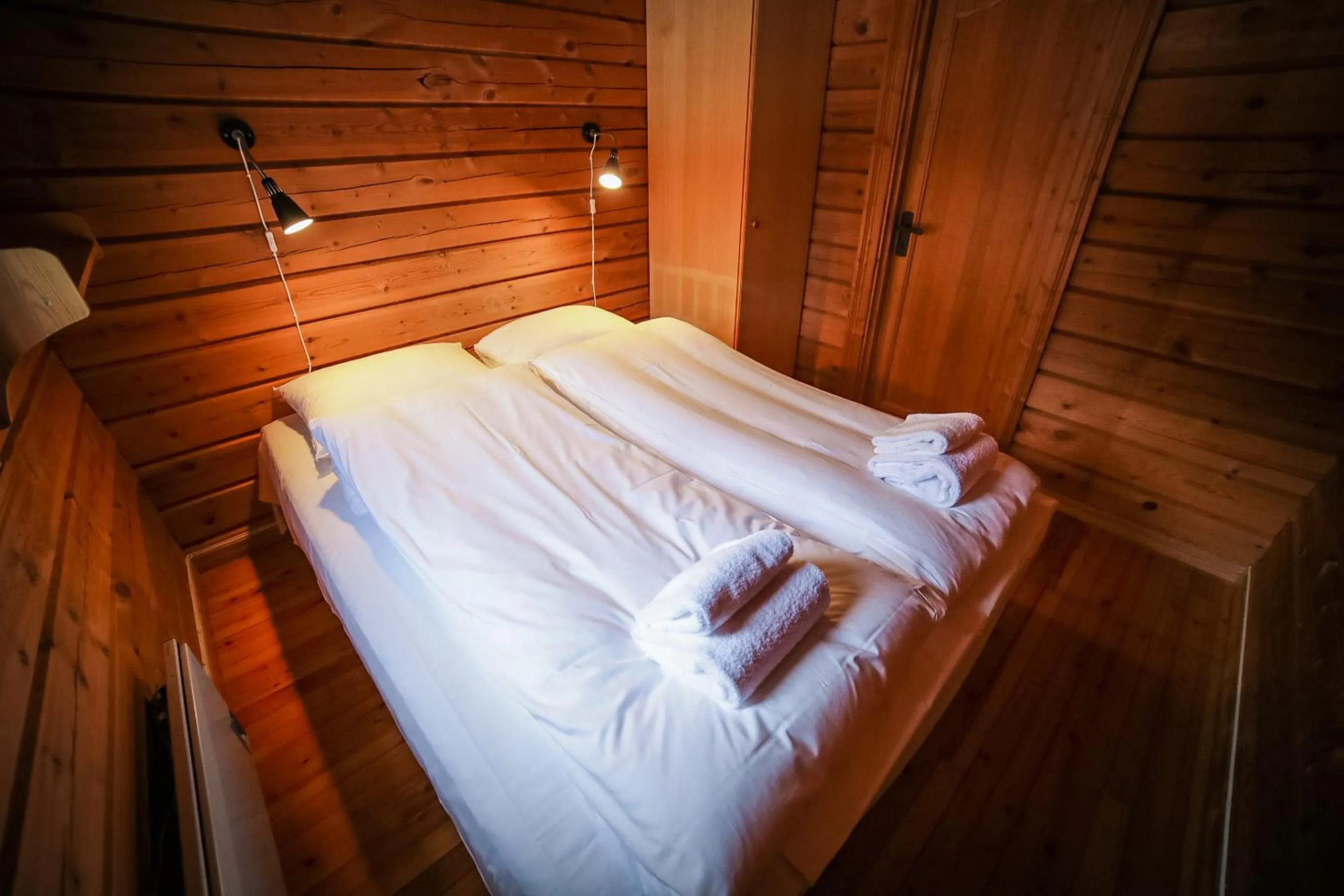 Bed in Vesterland Feriepark Hytter, hotell og leikeland