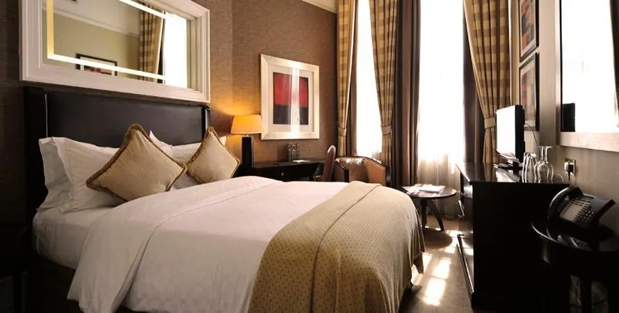 Photo of the whole room, Bed in Quebecs