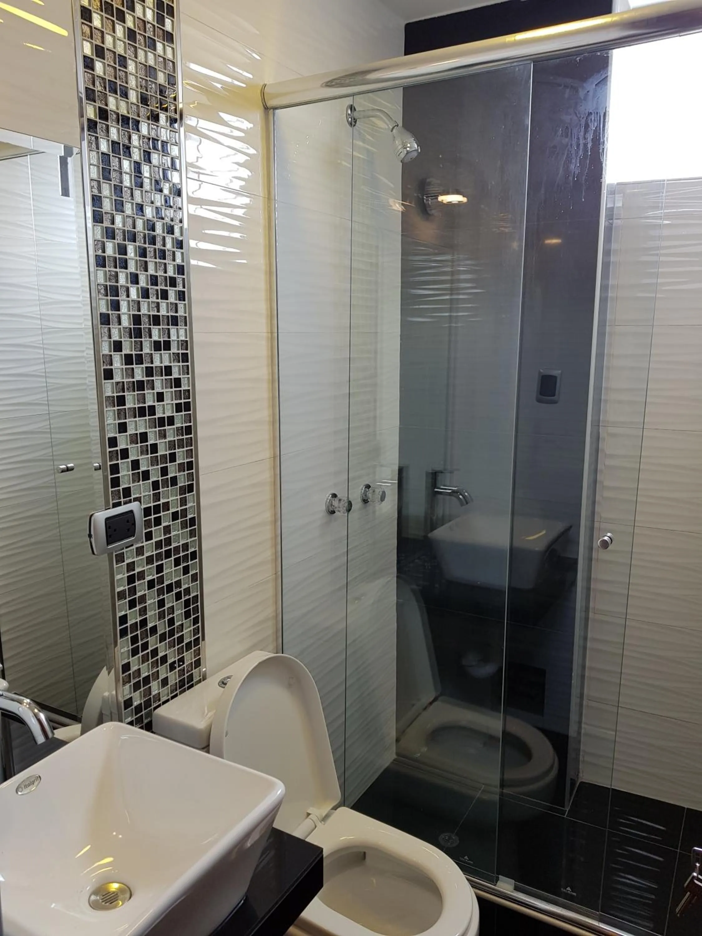 Shower in Hotel Don Bartolo