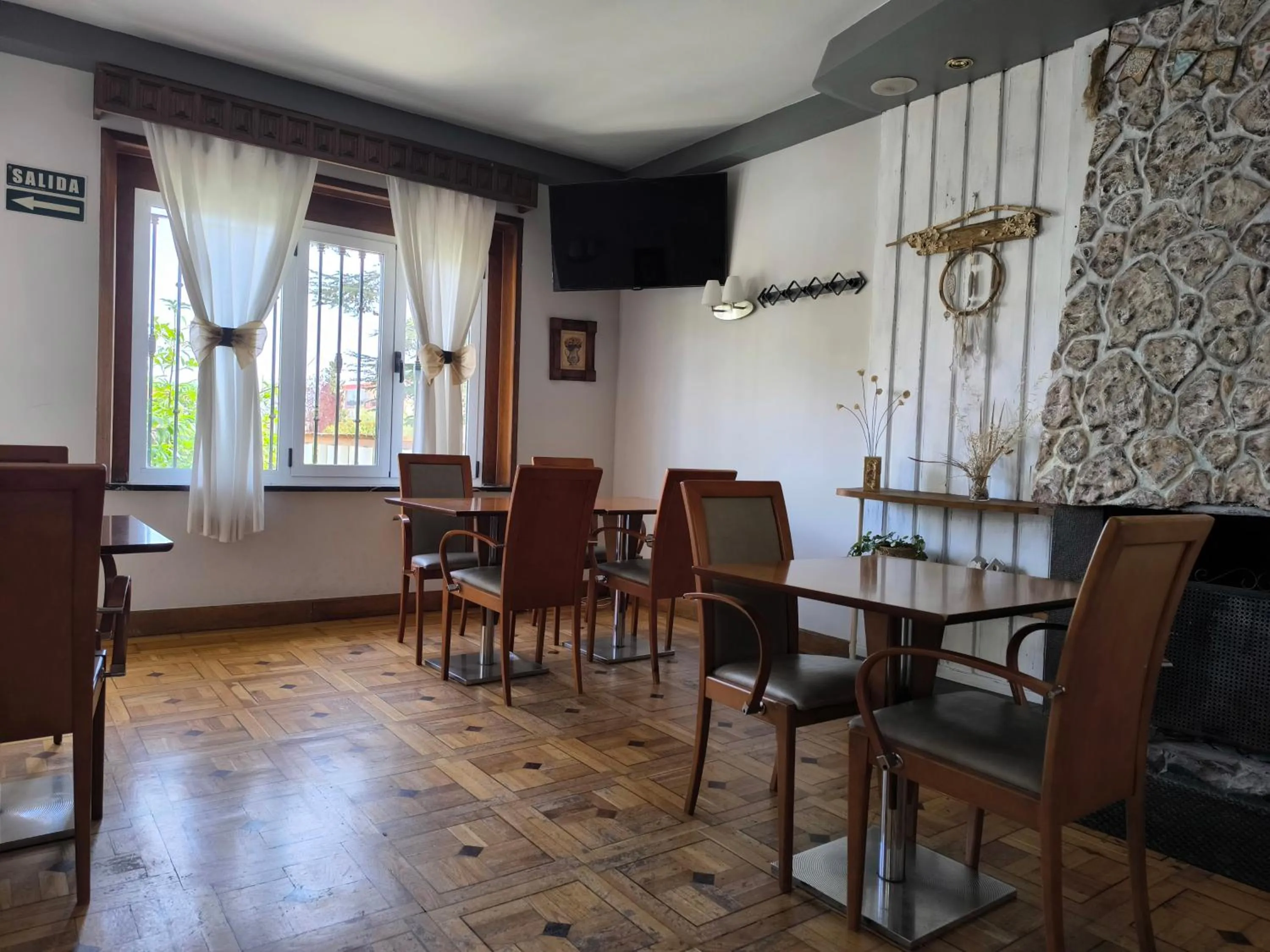 Restaurant/places to eat in Hotel Santa Barbara